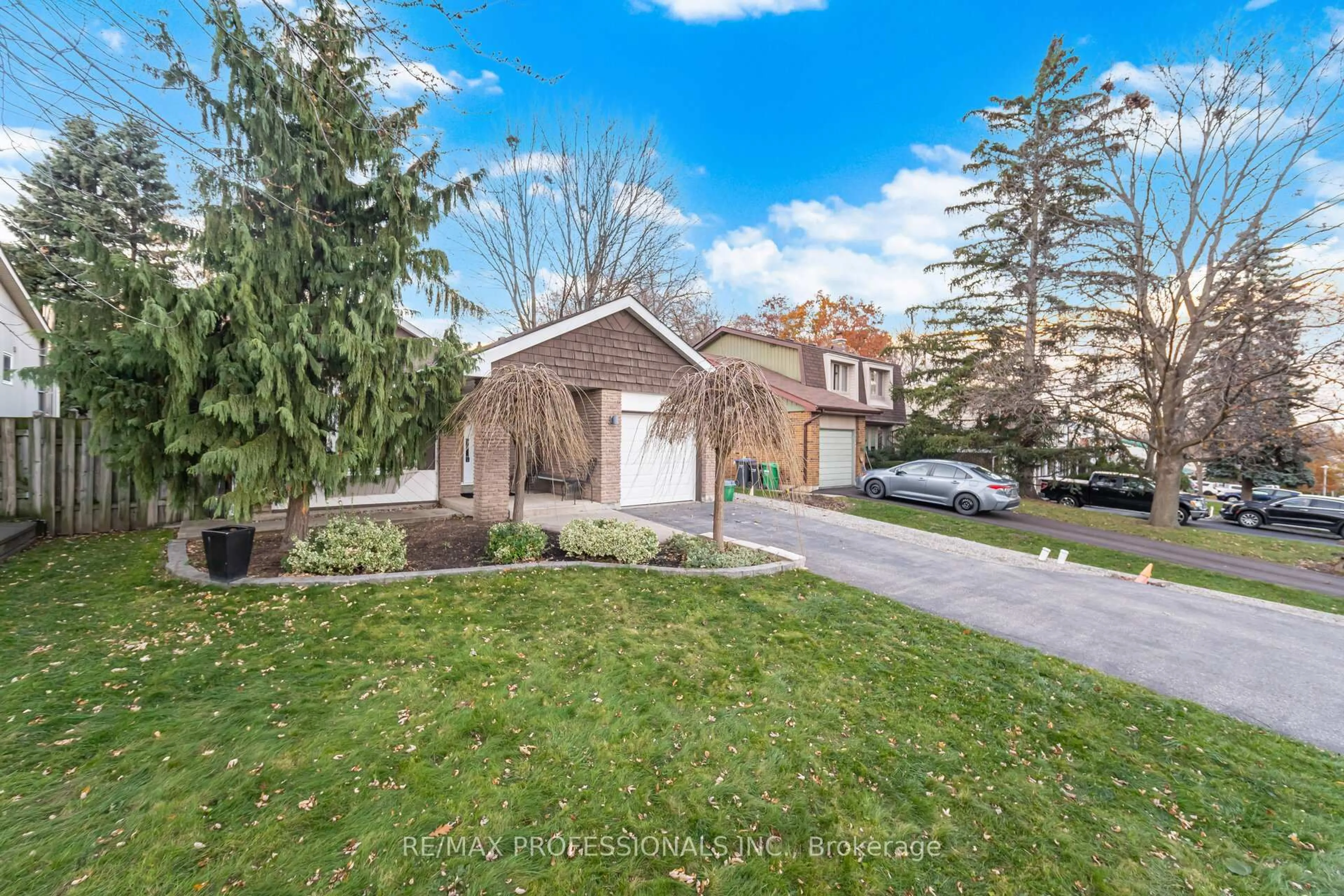 A pic from outside/outdoor area/front of a property/back of a property/a pic from drone, street for 34 Lorraine Cres, Brampton Ontario L6S 2R7