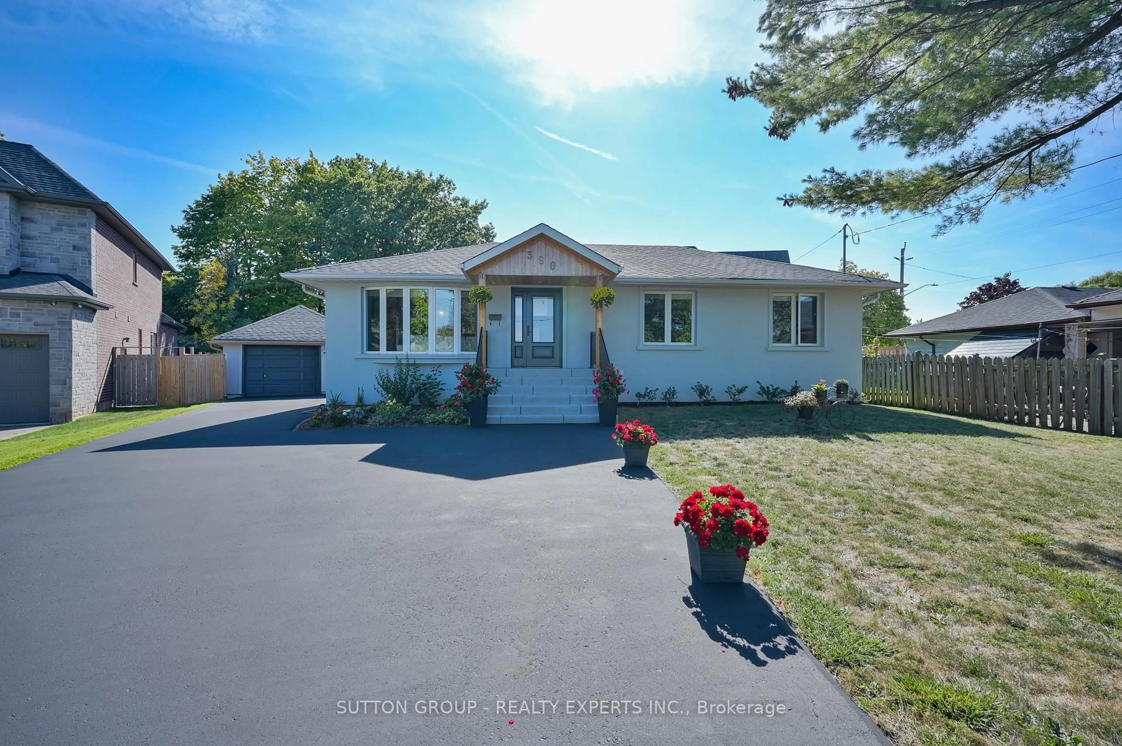 A pic from outside/outdoor area/front of a property/back of a property/a pic from drone, street for 390 Wendall Pl, Oakville Ontario L6K 2M1