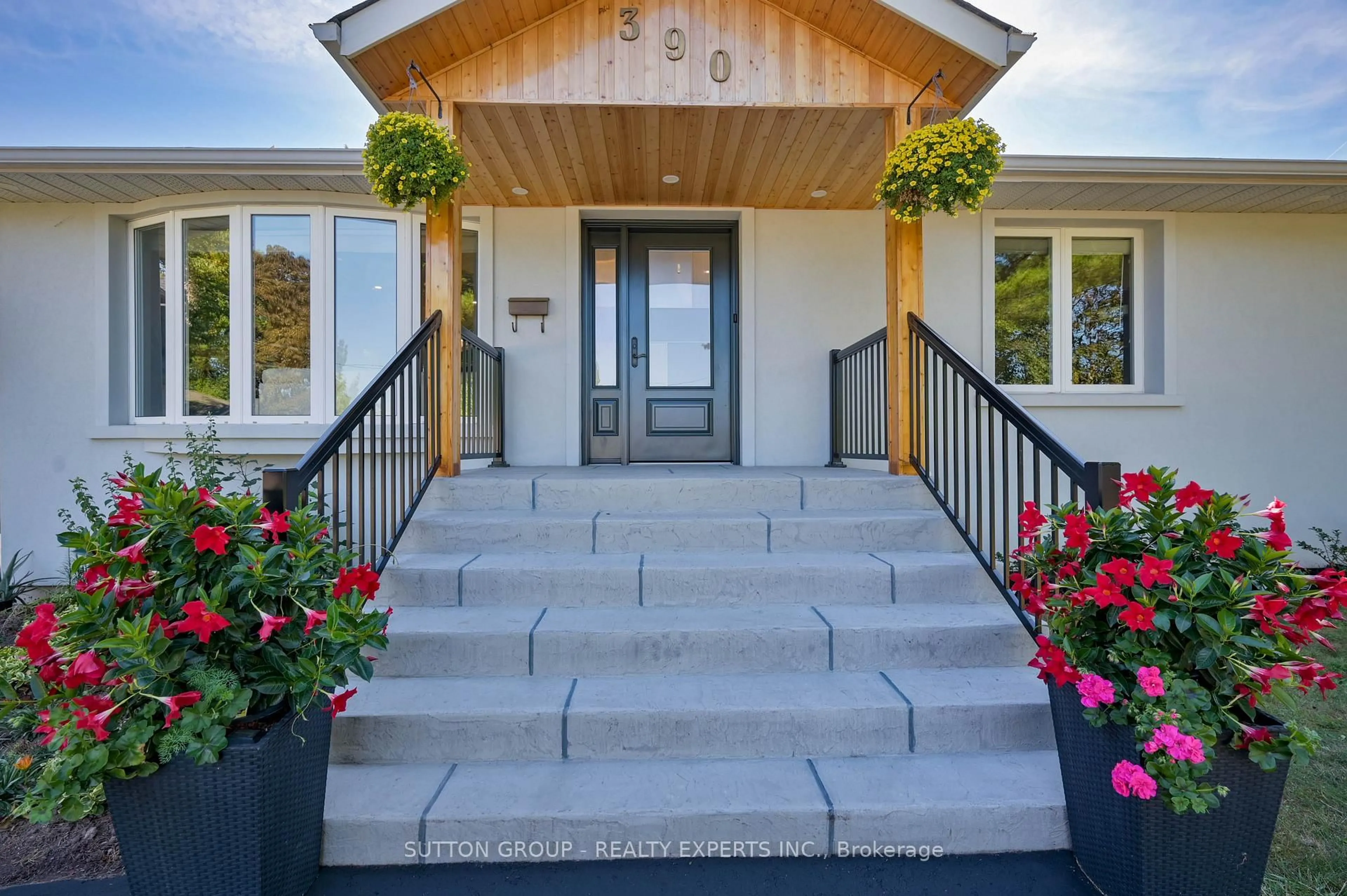 Indoor entryway for 390 Wendall Pl, Oakville Ontario L6K 2M1