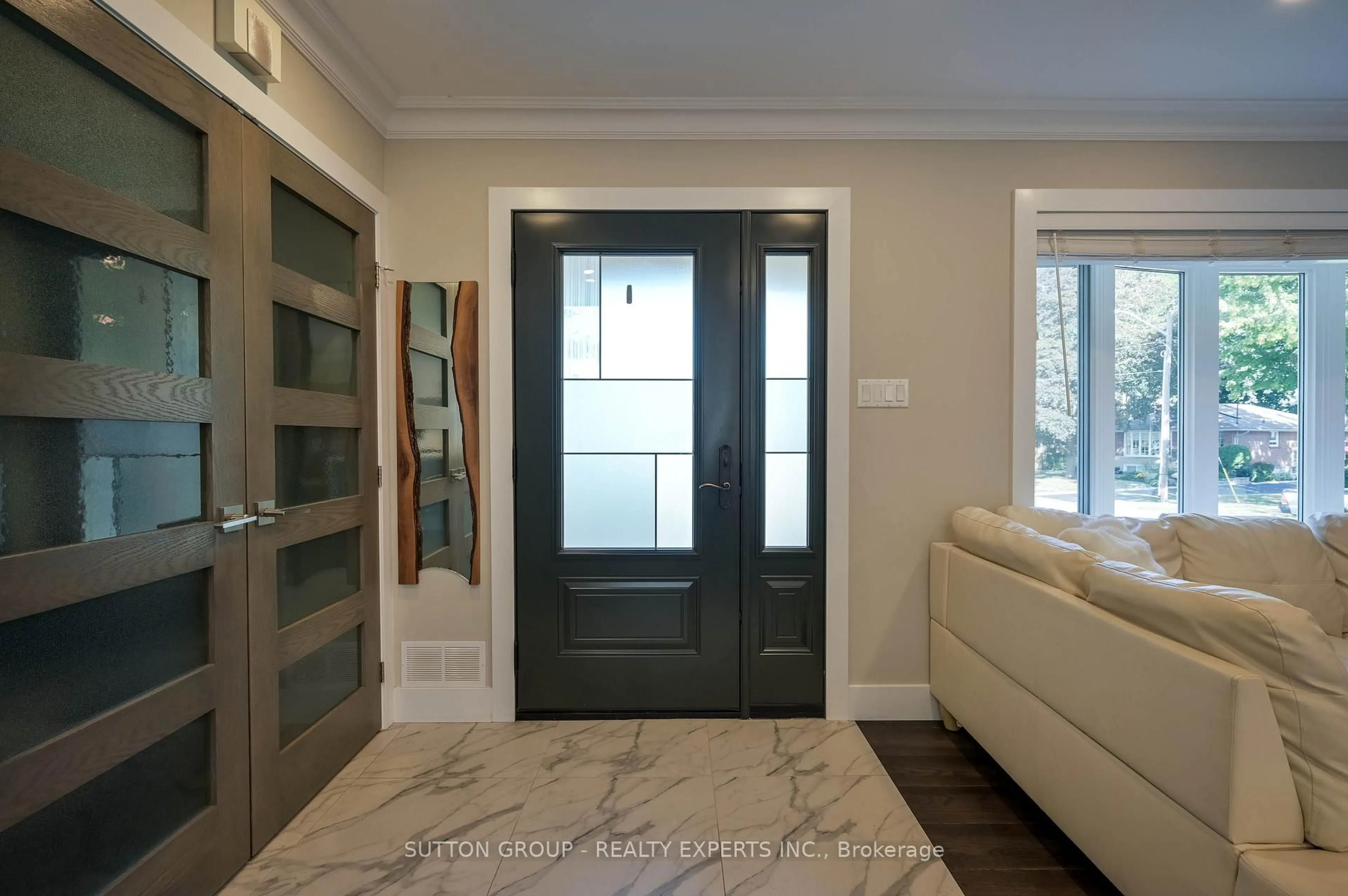 Indoor entryway for 390 Wendall Pl, Oakville Ontario L6K 2M1