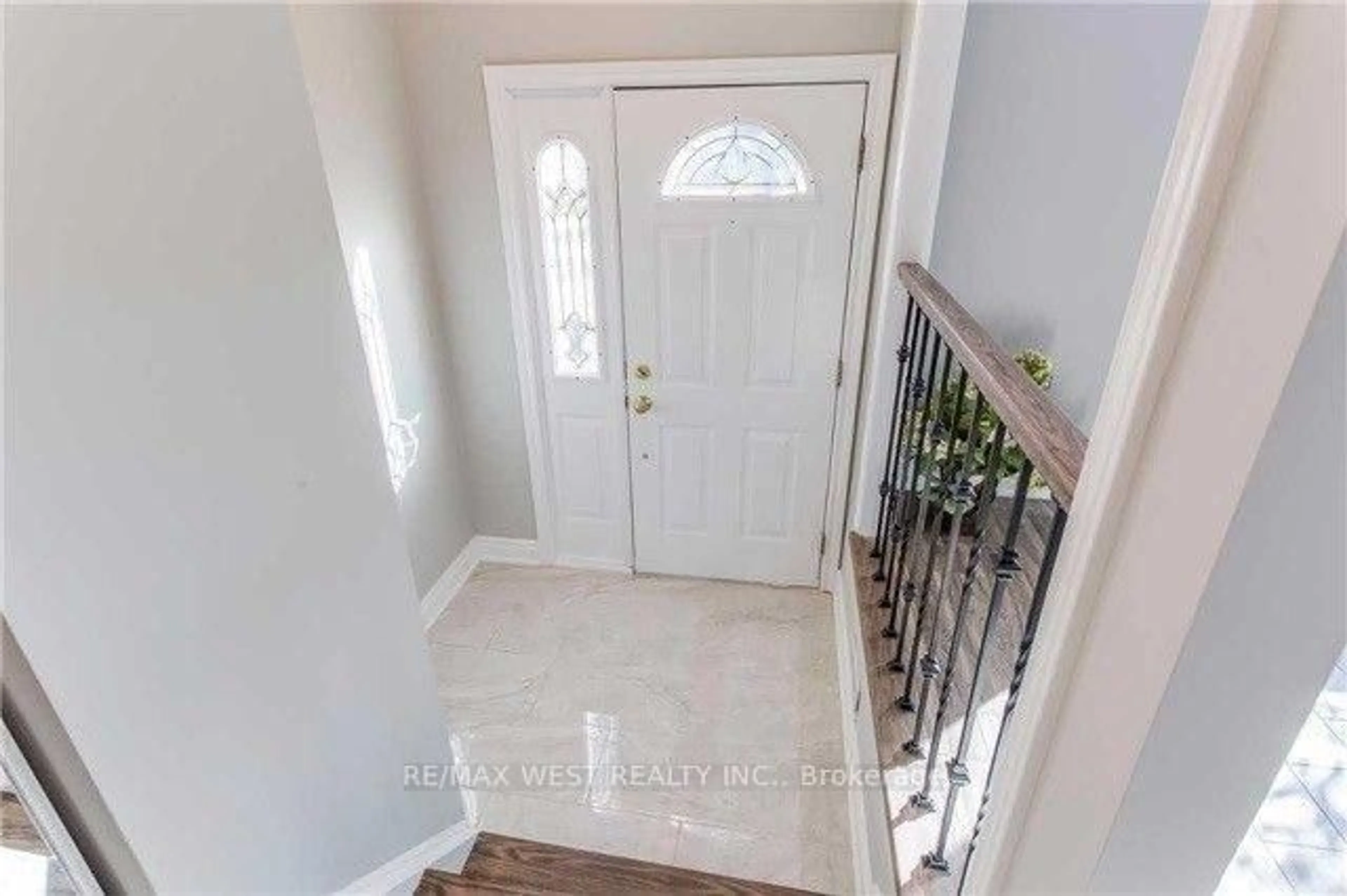 Indoor entryway for 24 Gable Dr, Brampton Ontario L6V 2H1