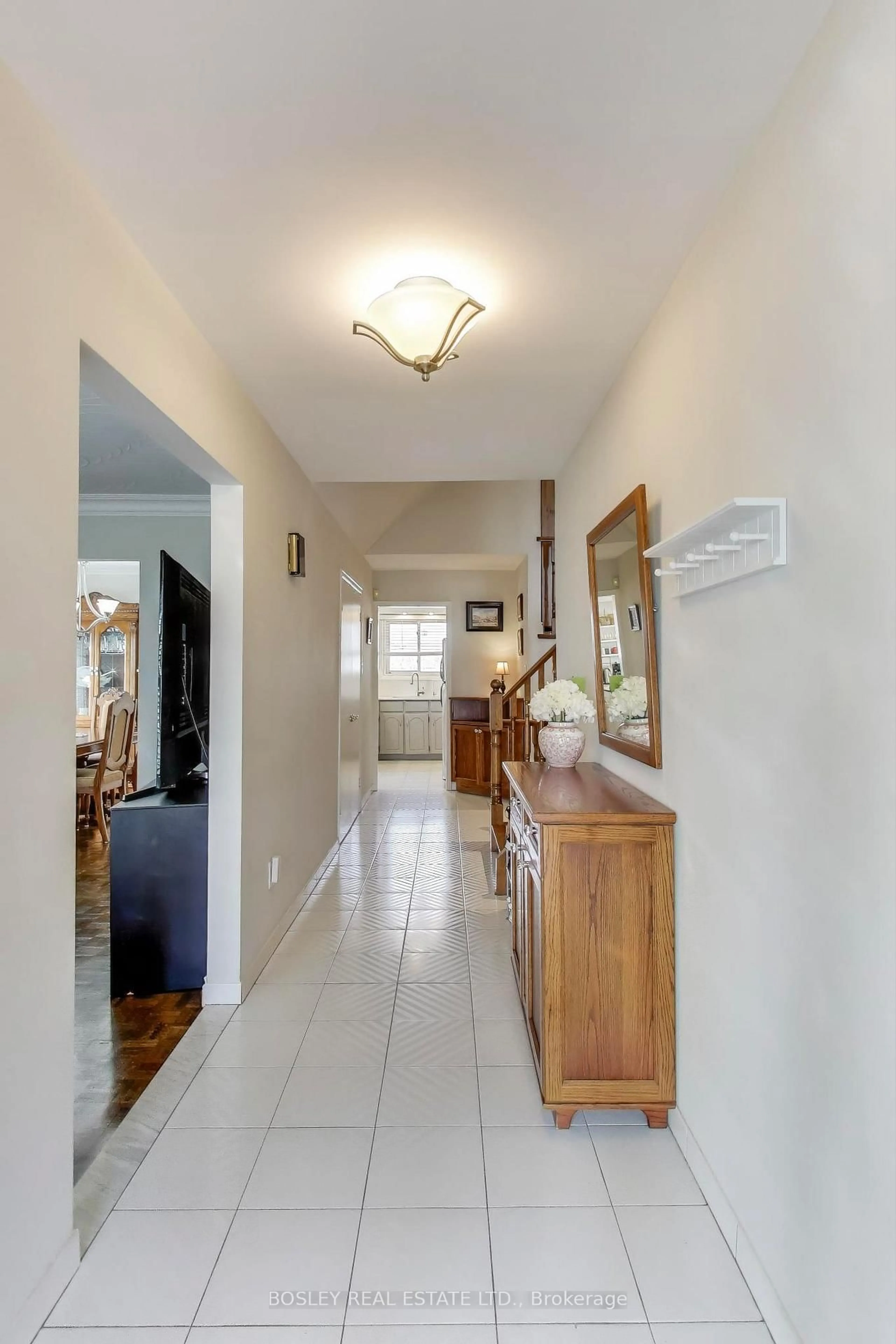 Indoor foyer for 30 Jane Osler Blvd, Toronto Ontario M6A 1W7