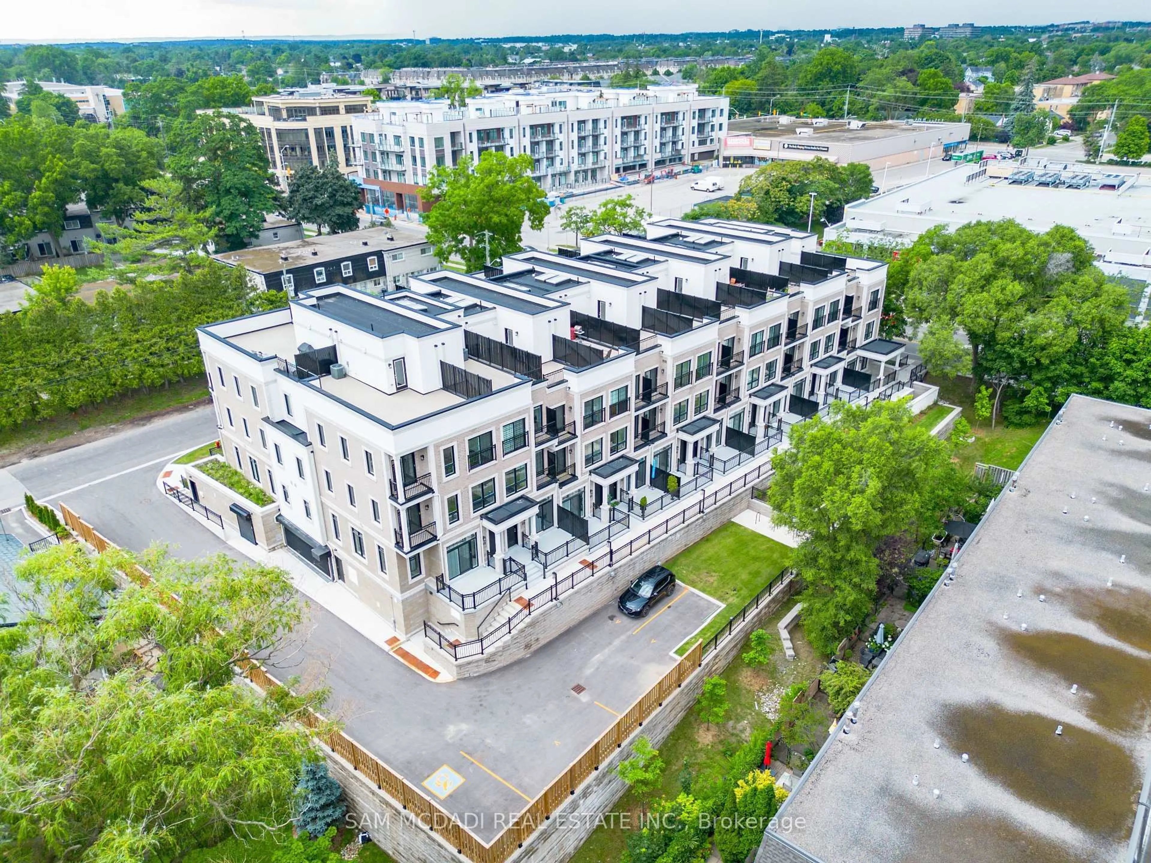 A pic from outside/outdoor area/front of a property/back of a property/a pic from drone, city buildings view from balcony for 95 Brookfield Rd #21, Oakville Ontario L6K 2Y8