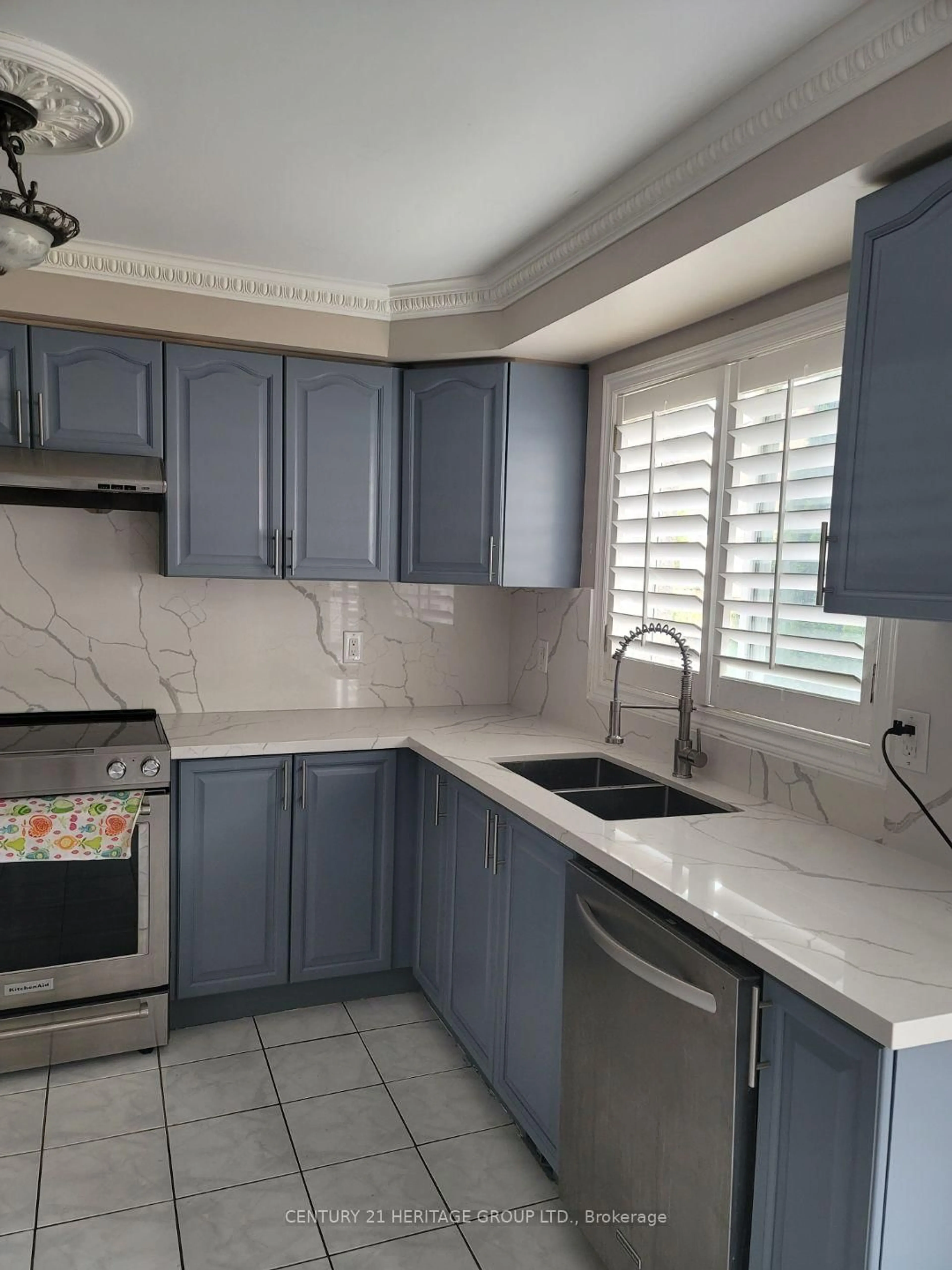 Standard kitchen, ceramic/tile floor for 35 Duffield Rd, Brampton Ontario L7A 2P5