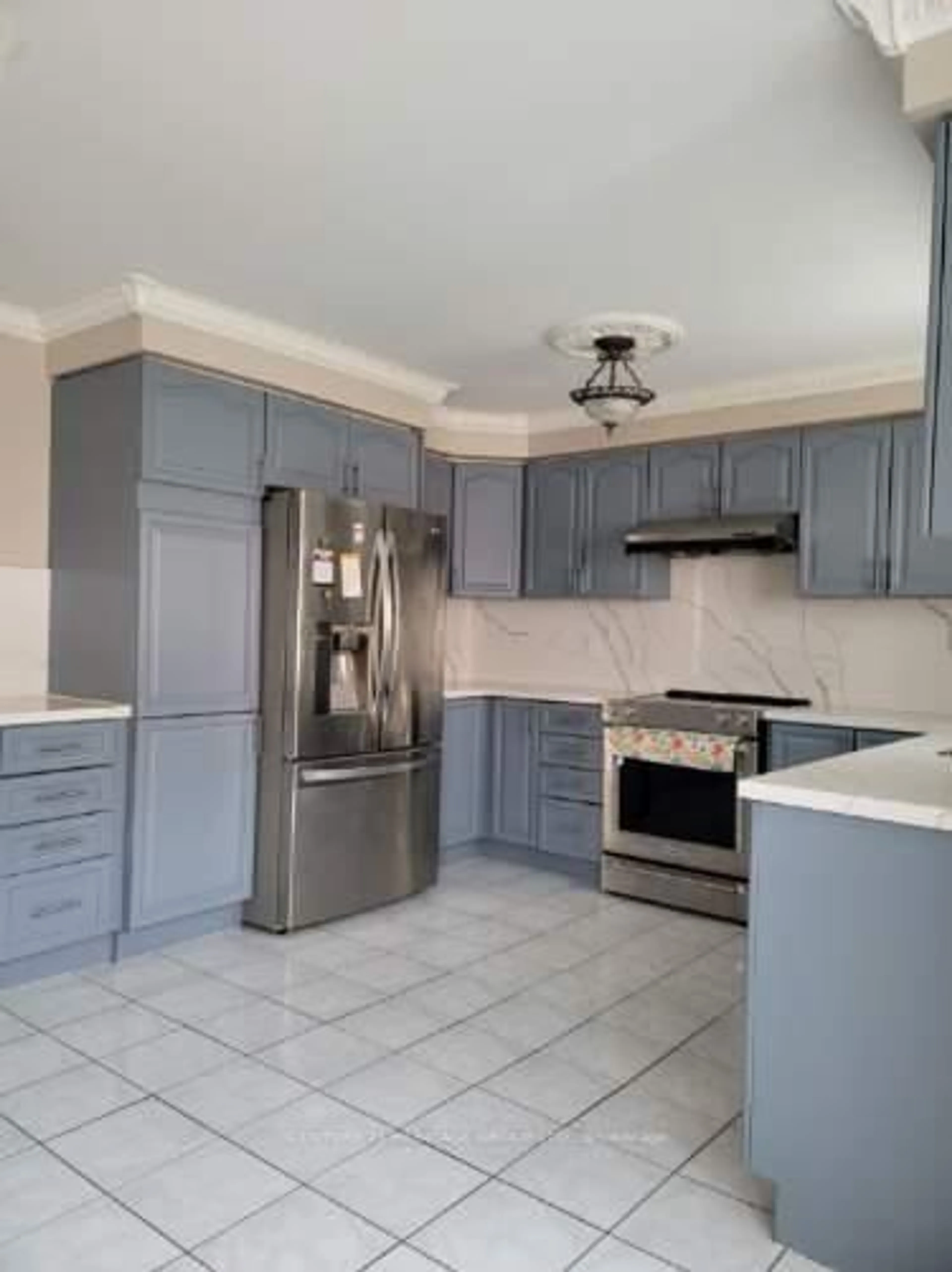Open concept kitchen, ceramic/tile floor for 35 Duffield Rd, Brampton Ontario L7A 2P5