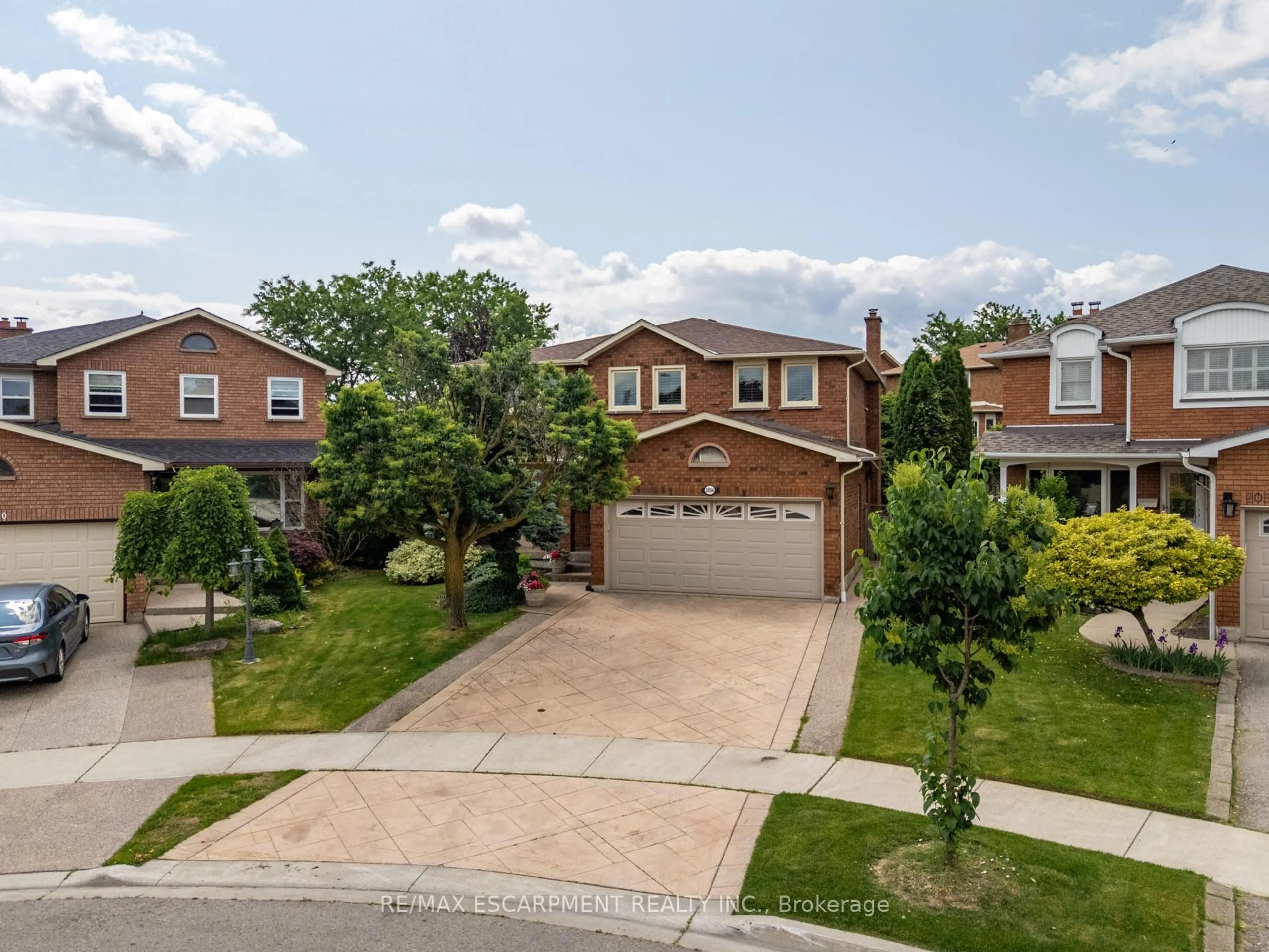 A pic from outside/outdoor area/front of a property/back of a property/a pic from drone, street for 2054 Teeside Crt, Mississauga Ontario L5M 3E5
