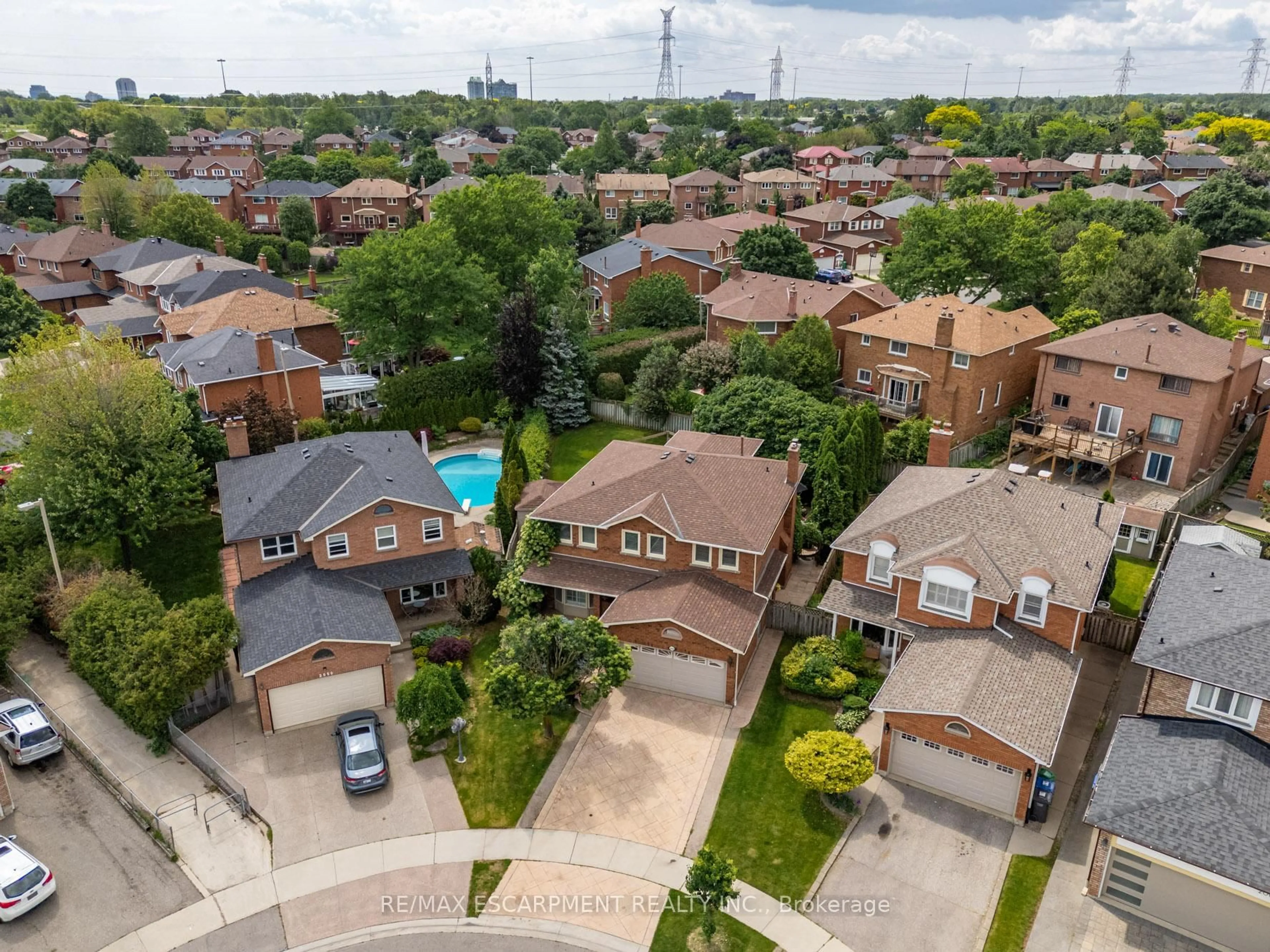 A pic from outside/outdoor area/front of a property/back of a property/a pic from drone, city buildings view from balcony for 2054 Teeside Crt, Mississauga Ontario L5M 3E5