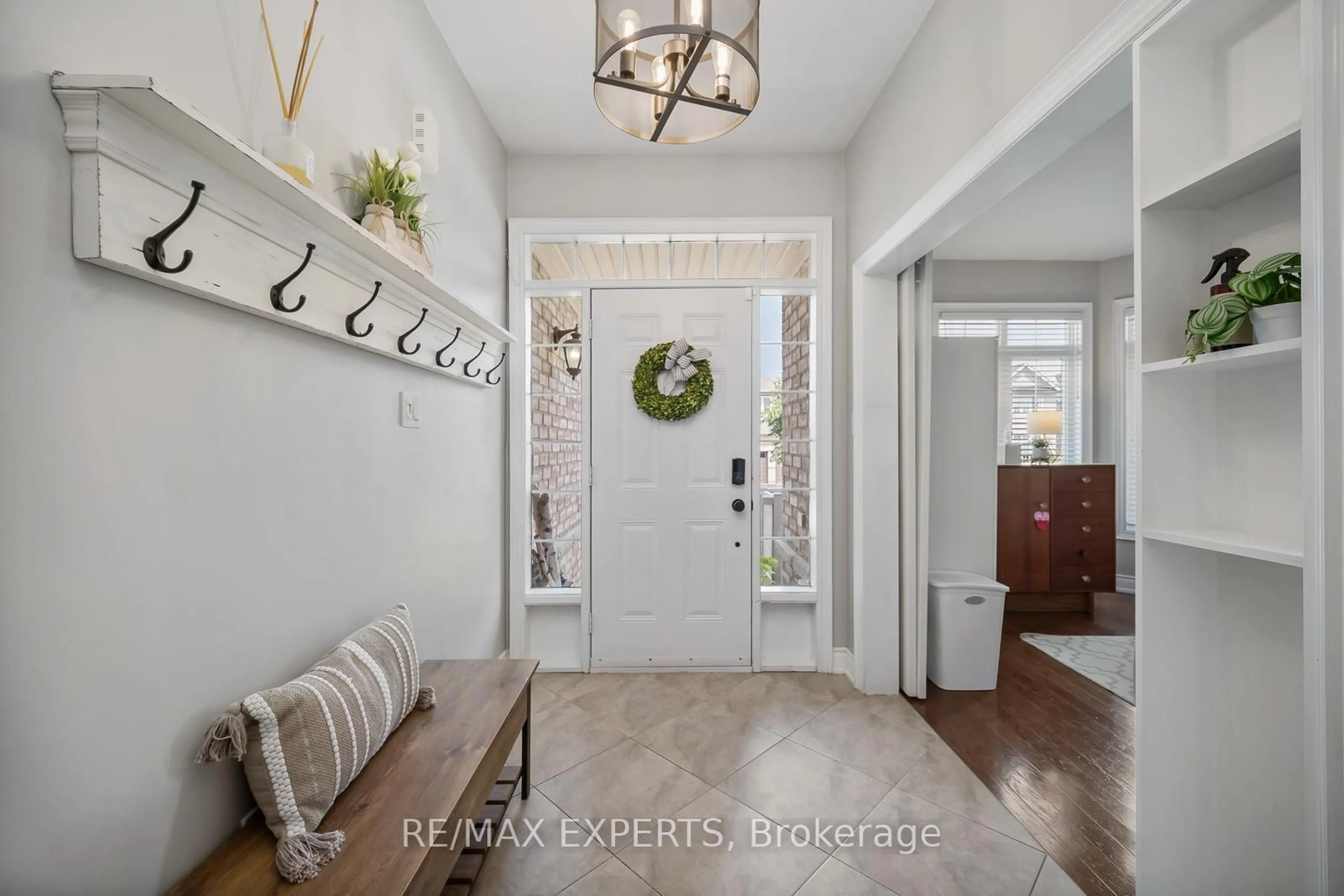 Indoor entryway for 28 Dokkum Cres, Brampton Ontario L6Z 4T6