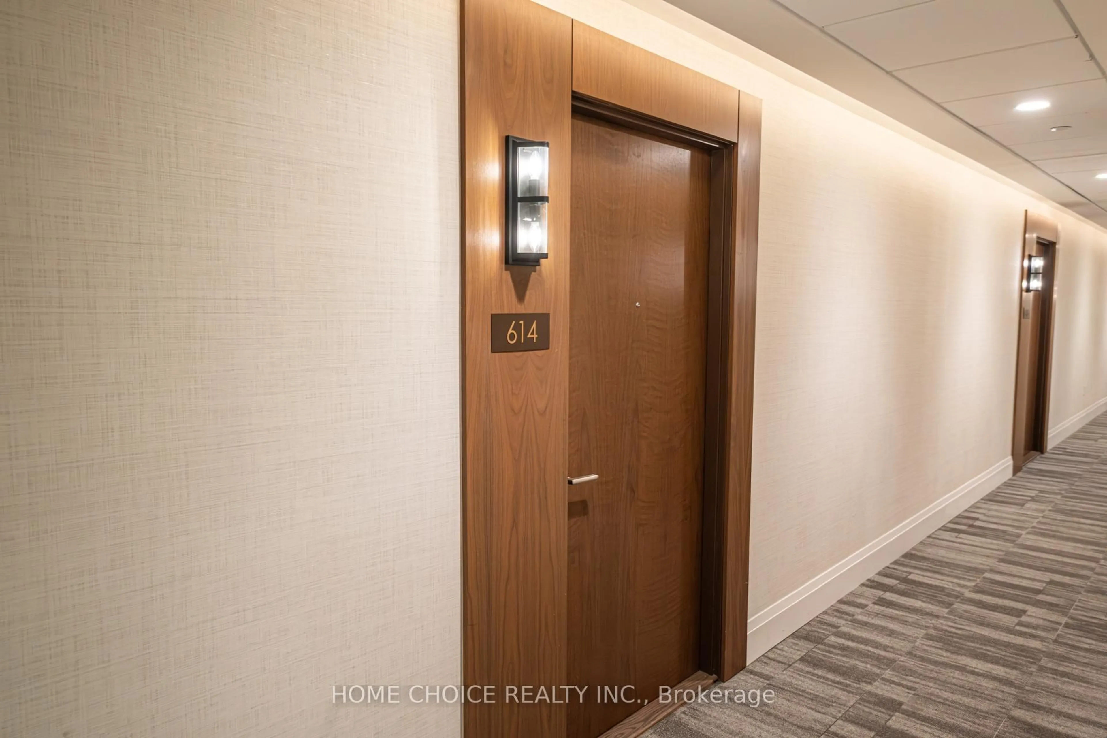 Indoor foyer for 1050 Main St #614, Milton Ontario L9T 9M3