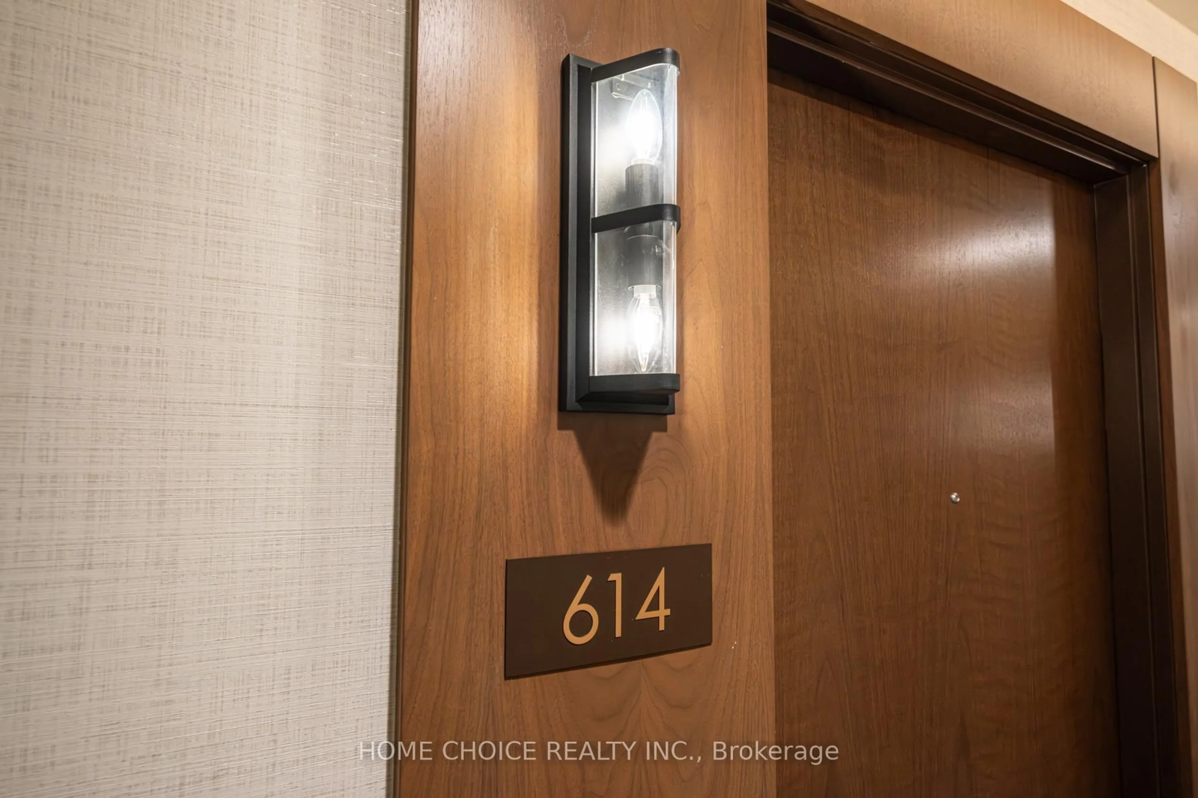 Indoor foyer for 1050 Main St #614, Milton Ontario L9T 9M3