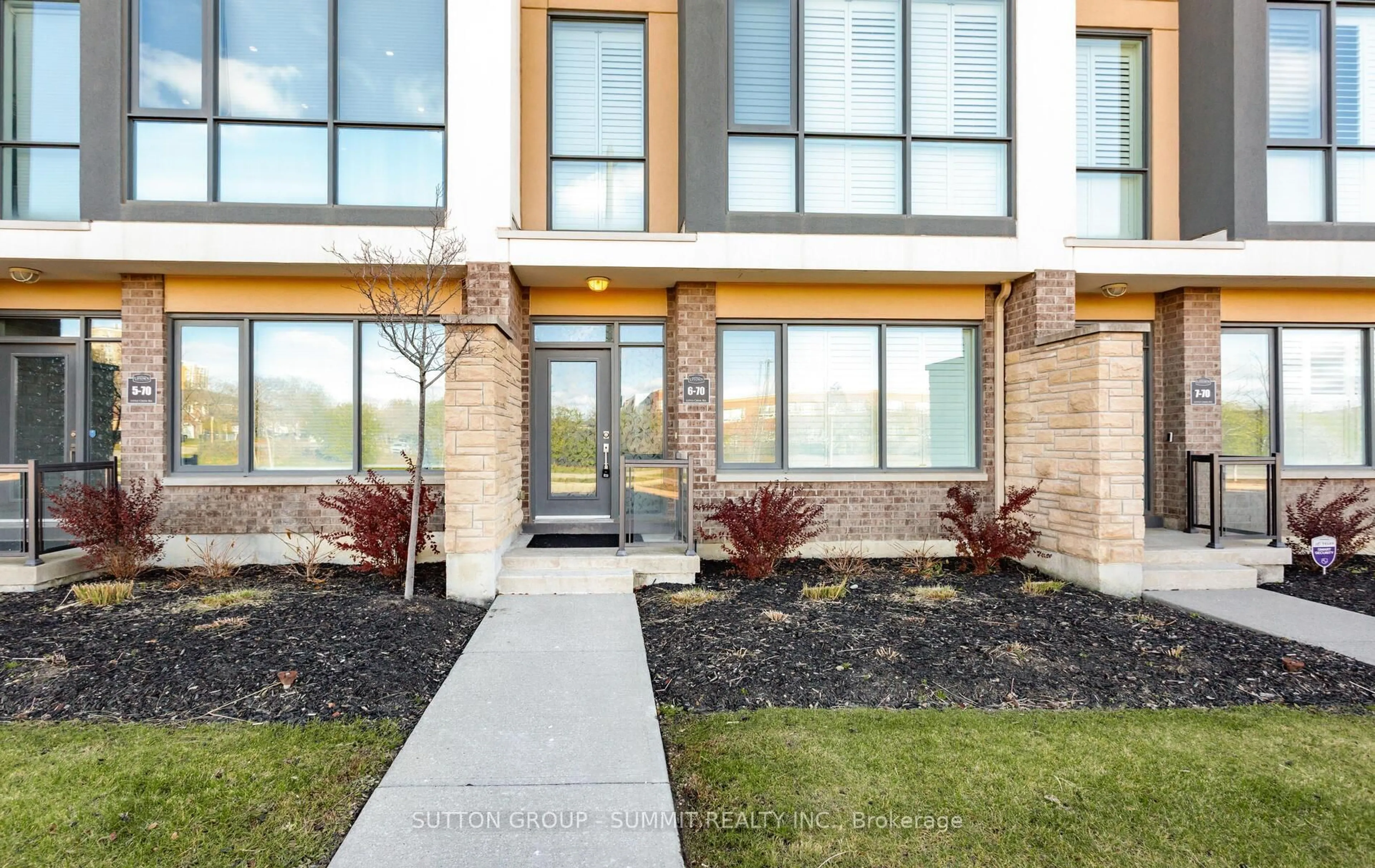 Home with brick exterior material, street for 70 Littlecreek Rd #6, Mississauga Ontario L5R 0E9