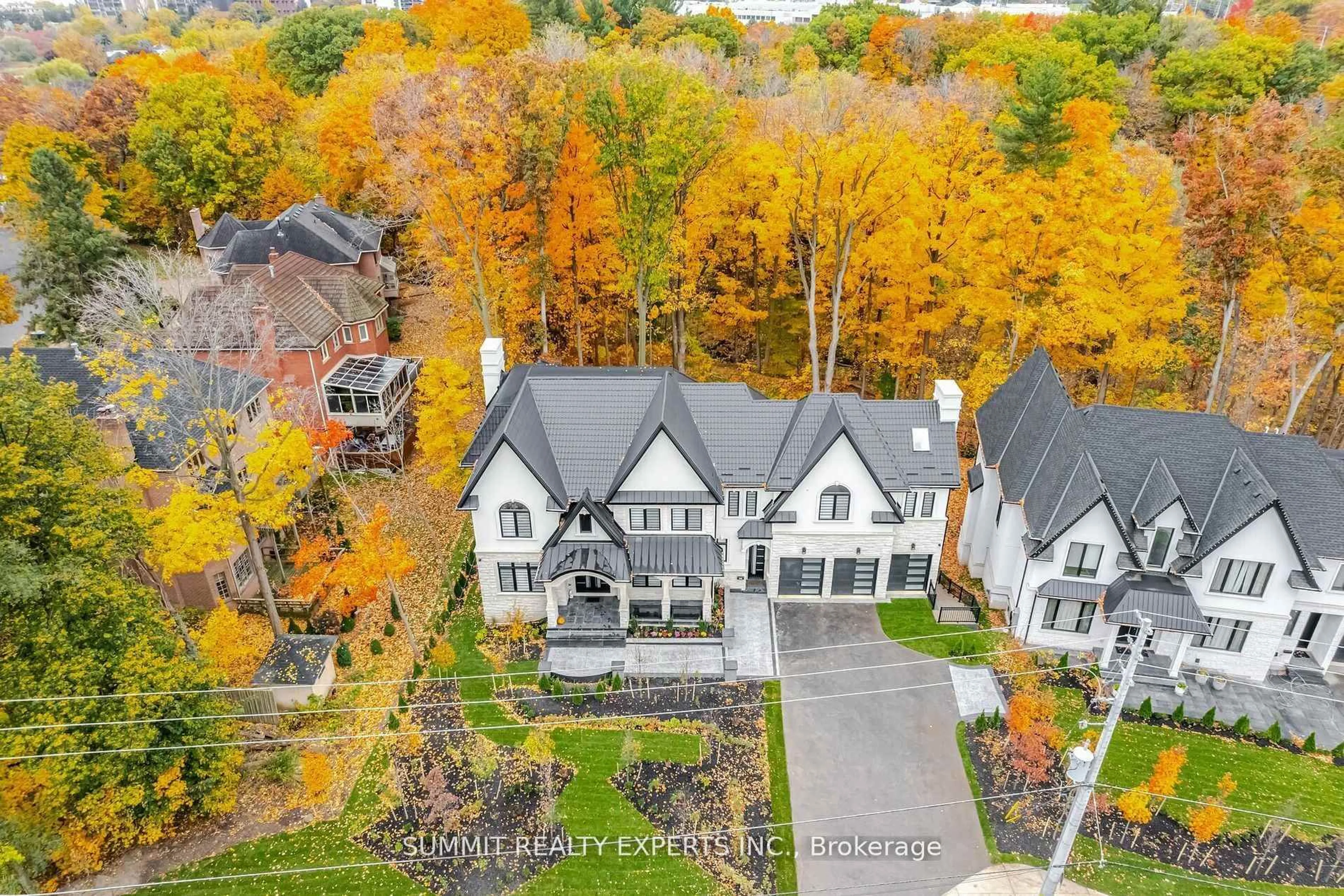A pic from outside/outdoor area/front of a property/back of a property/a pic from drone, street for 2610 Mississauga Rd, Mississauga Ontario L5H 2L5