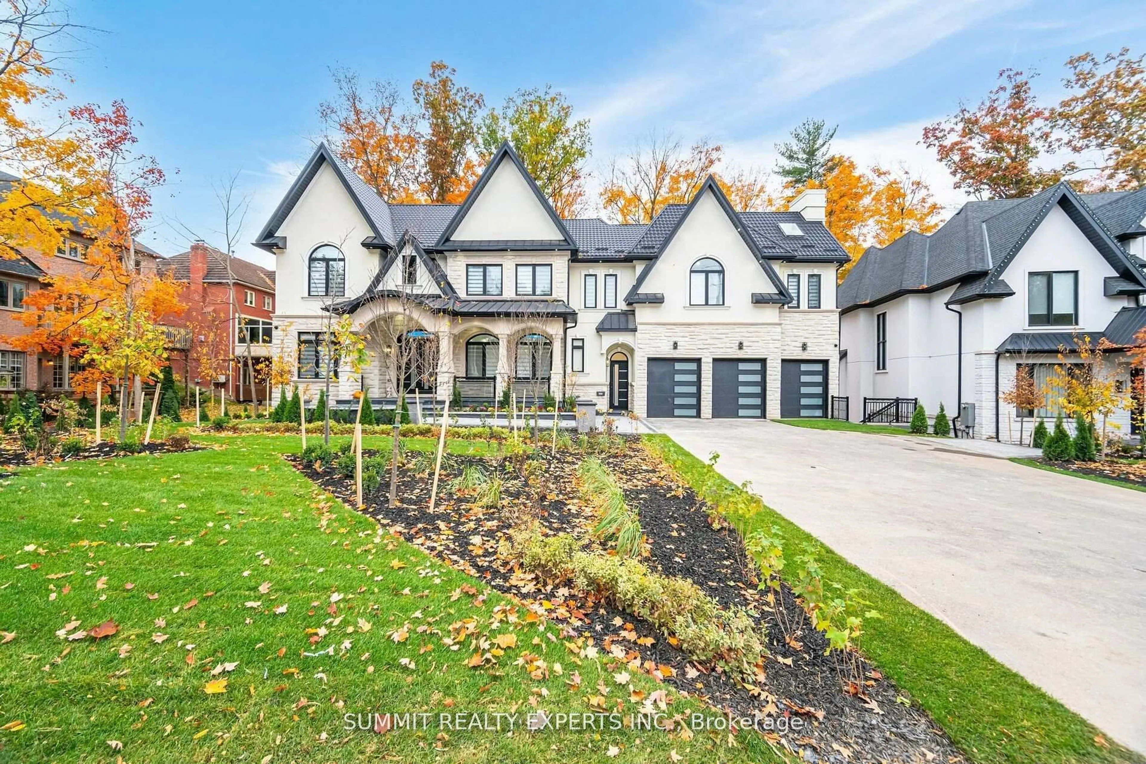 Home with brick exterior material, street for 2610 Mississauga Rd, Mississauga Ontario L5H 2L5