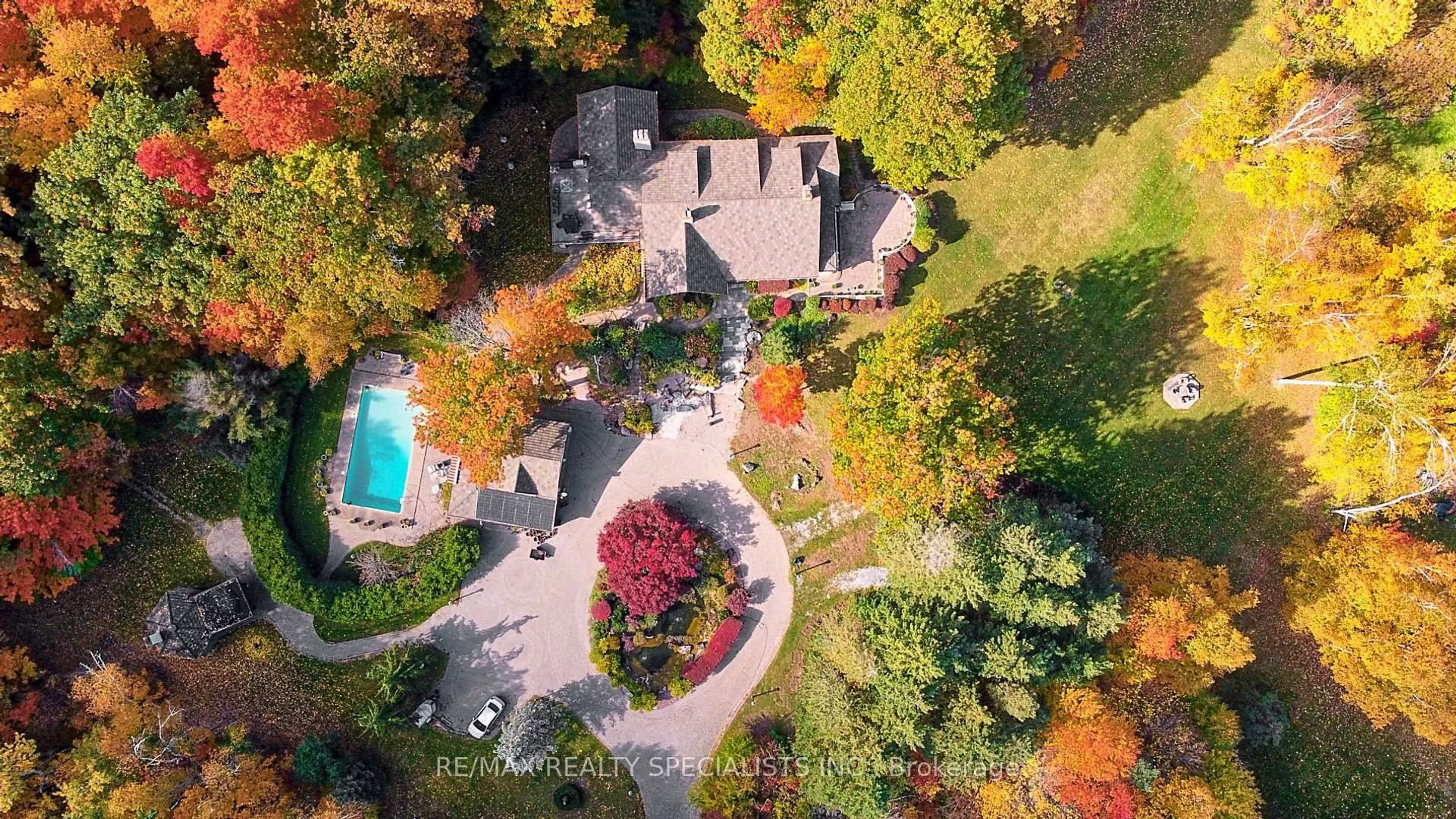 A pic from outside/outdoor area/front of a property/back of a property/a pic from drone, street for 1251 Britannia Rd, Burlington Ontario L7P 0E7