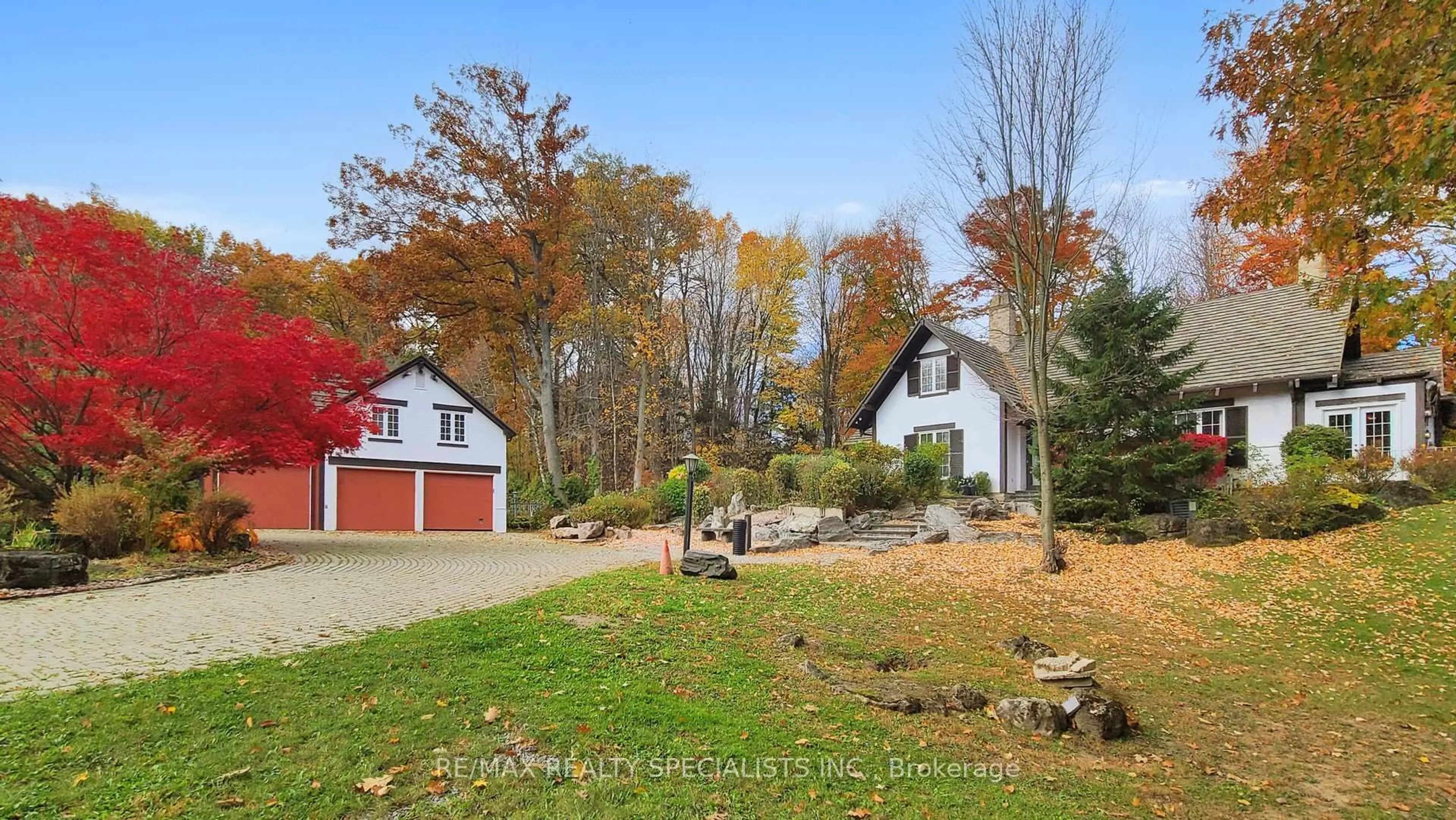 A pic from outside/outdoor area/front of a property/back of a property/a pic from drone, unknown for 1251 Britannia Rd, Burlington Ontario L7P 0E7