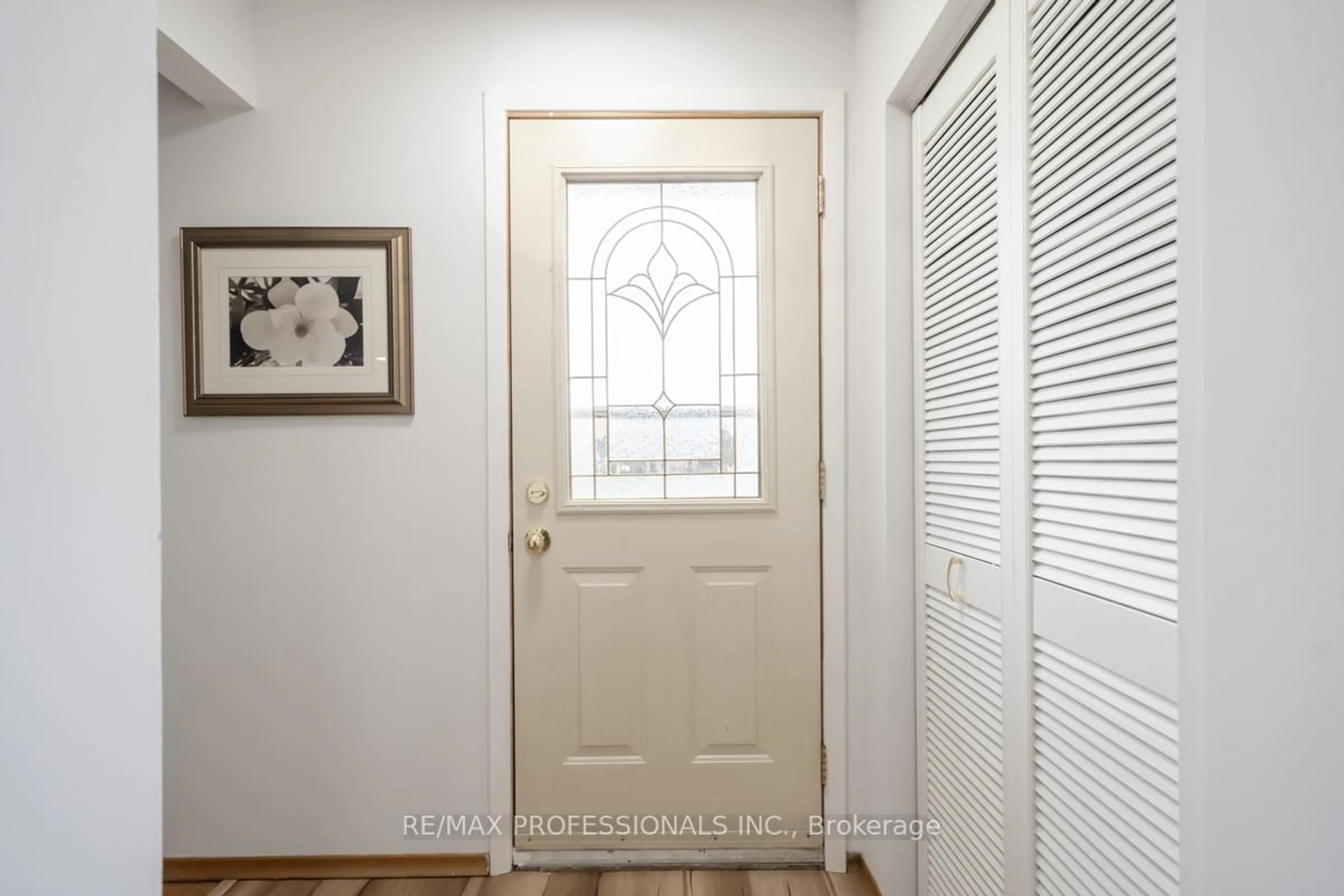 Indoor entryway for 1275 Pallatine Dr, Oakville Ontario L6H 1Z1