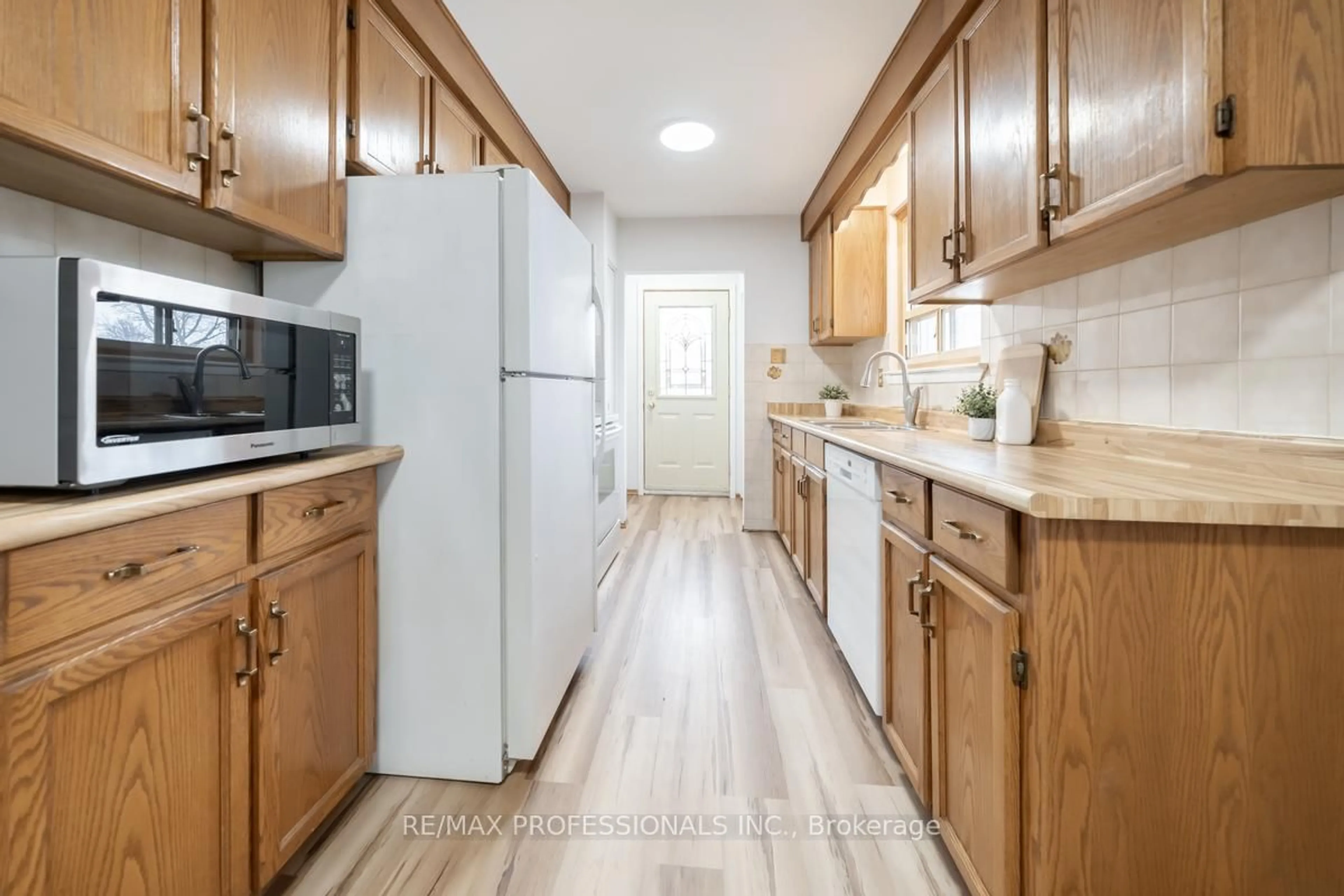 Standard kitchen, unknown for 1275 Pallatine Dr, Oakville Ontario L6H 1Z1