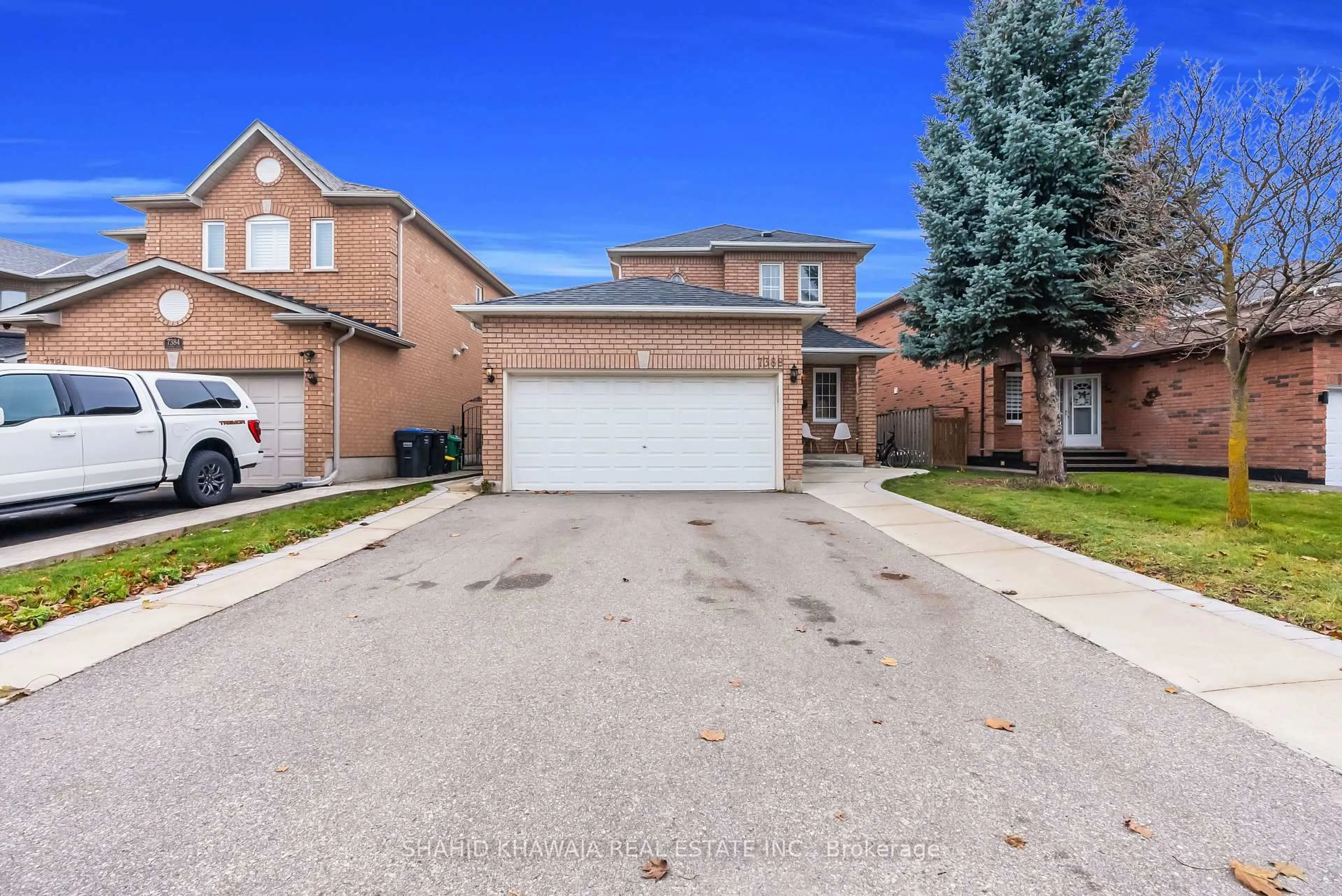 A pic from outside/outdoor area/front of a property/back of a property/a pic from drone, street for 7388 Davemark Crt, Mississauga Ontario L5N 7P3