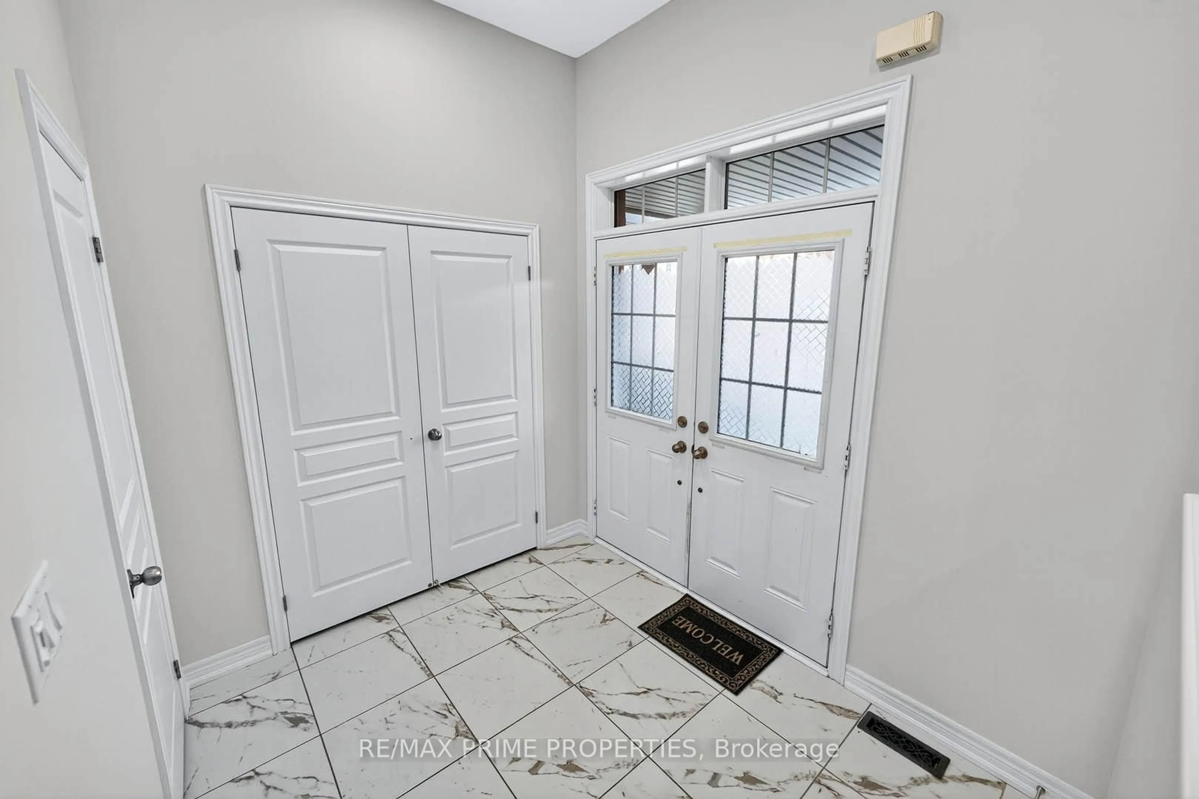 Indoor entryway for 14 Primo Rd, Brampton Ontario L7A 0Z1