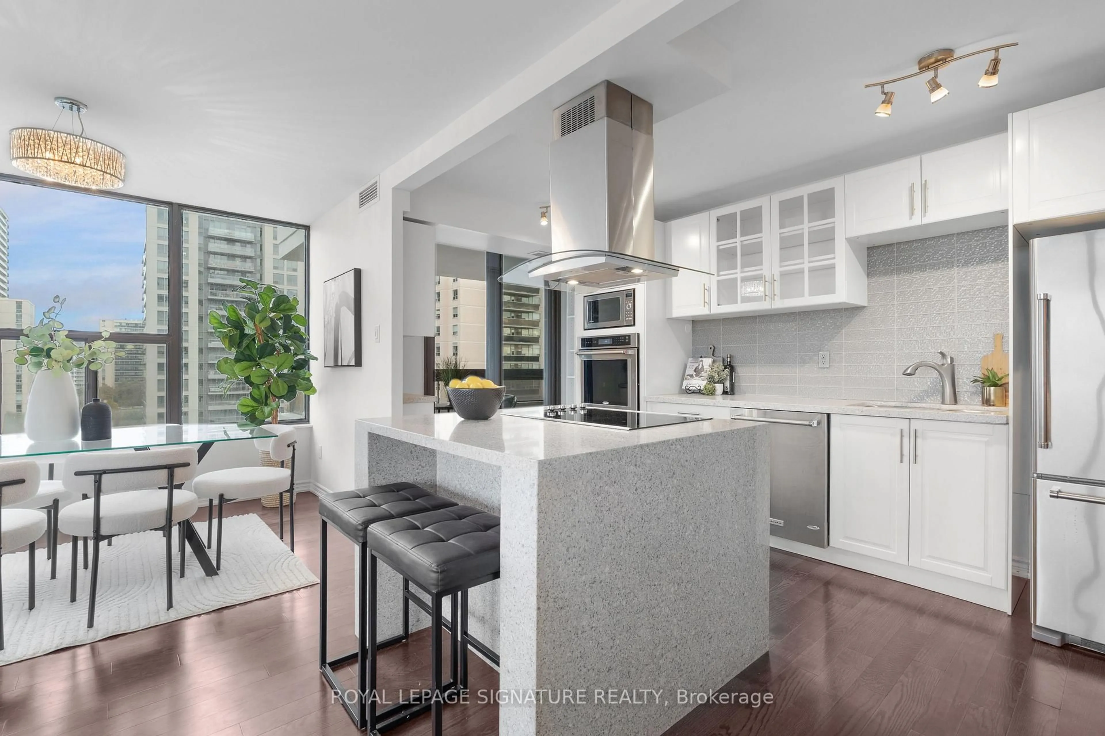 Open concept kitchen, unknown for 100 Quebec Ave #911, Toronto Ontario M6P 4B8