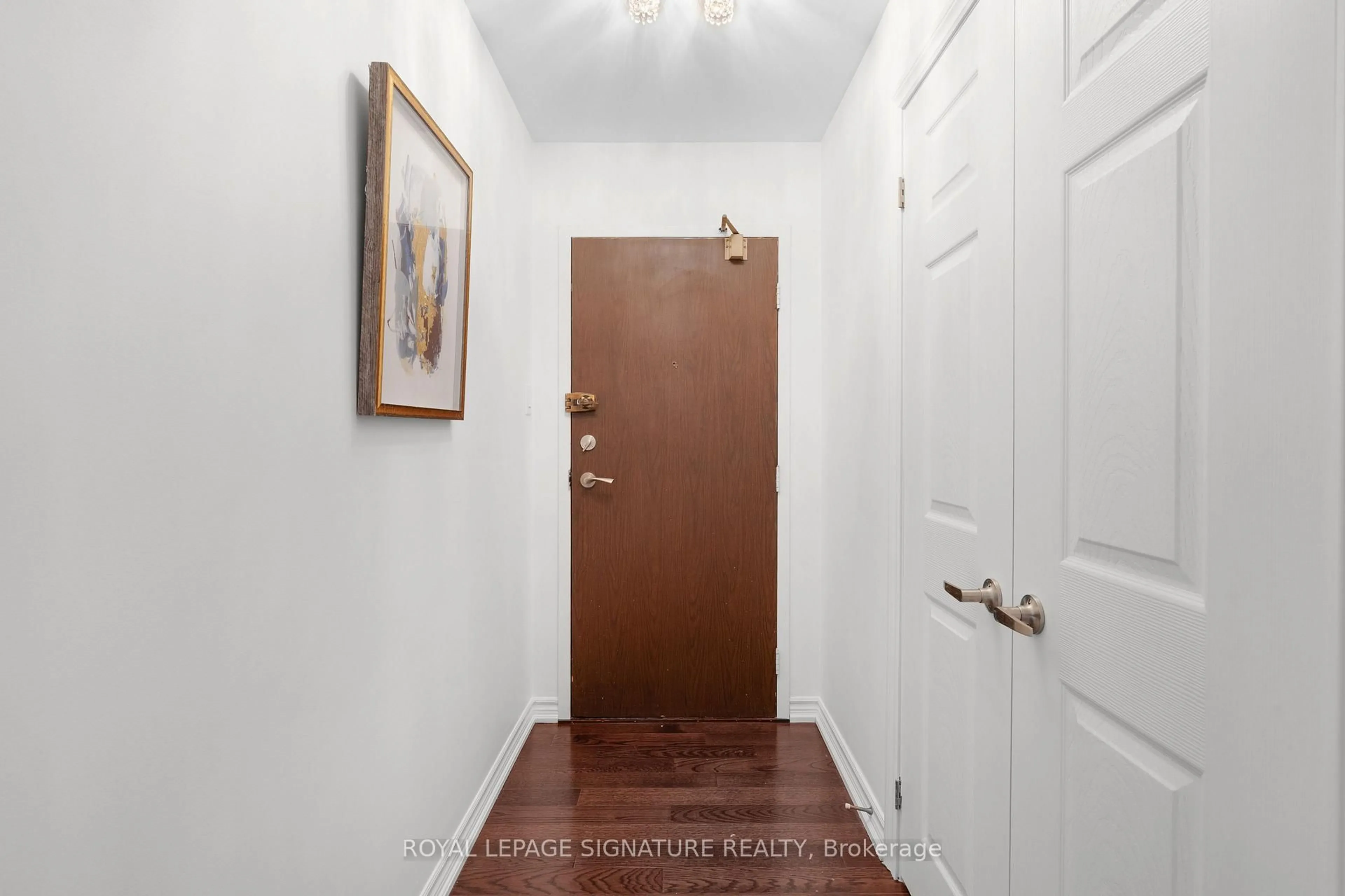 Indoor entryway for 100 Quebec Ave #911, Toronto Ontario M6P 4B8