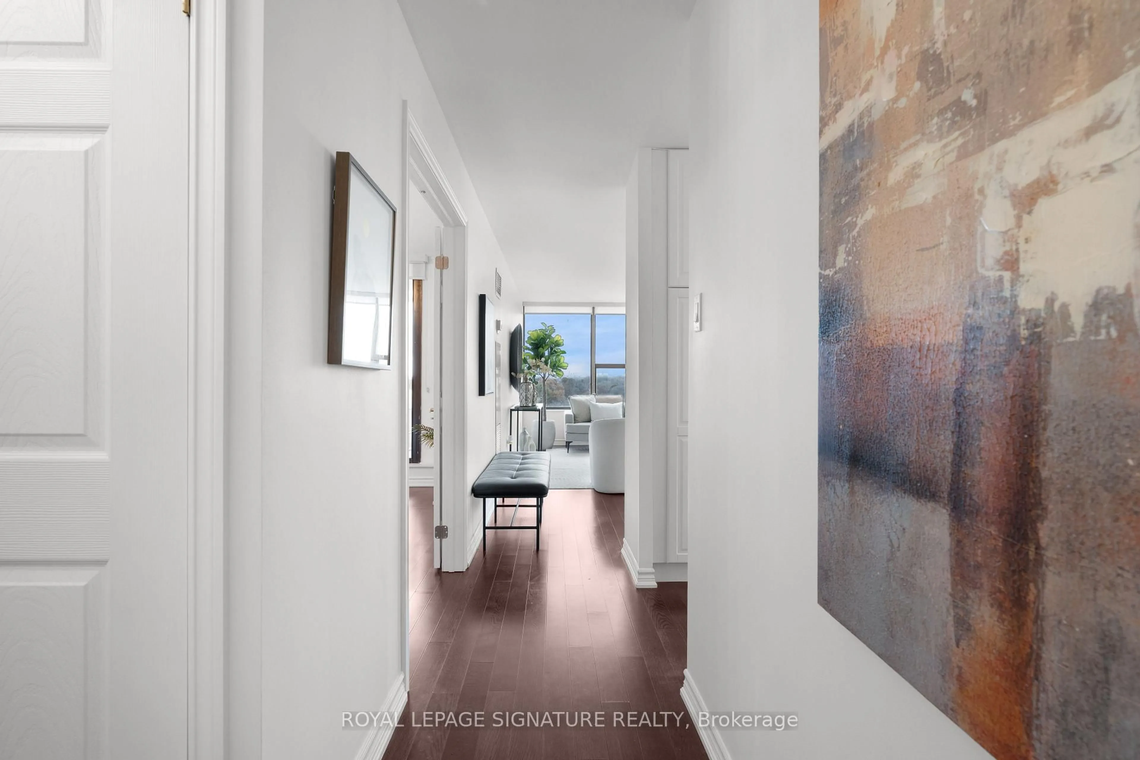 Indoor entryway for 100 Quebec Ave #911, Toronto Ontario M6P 4B8