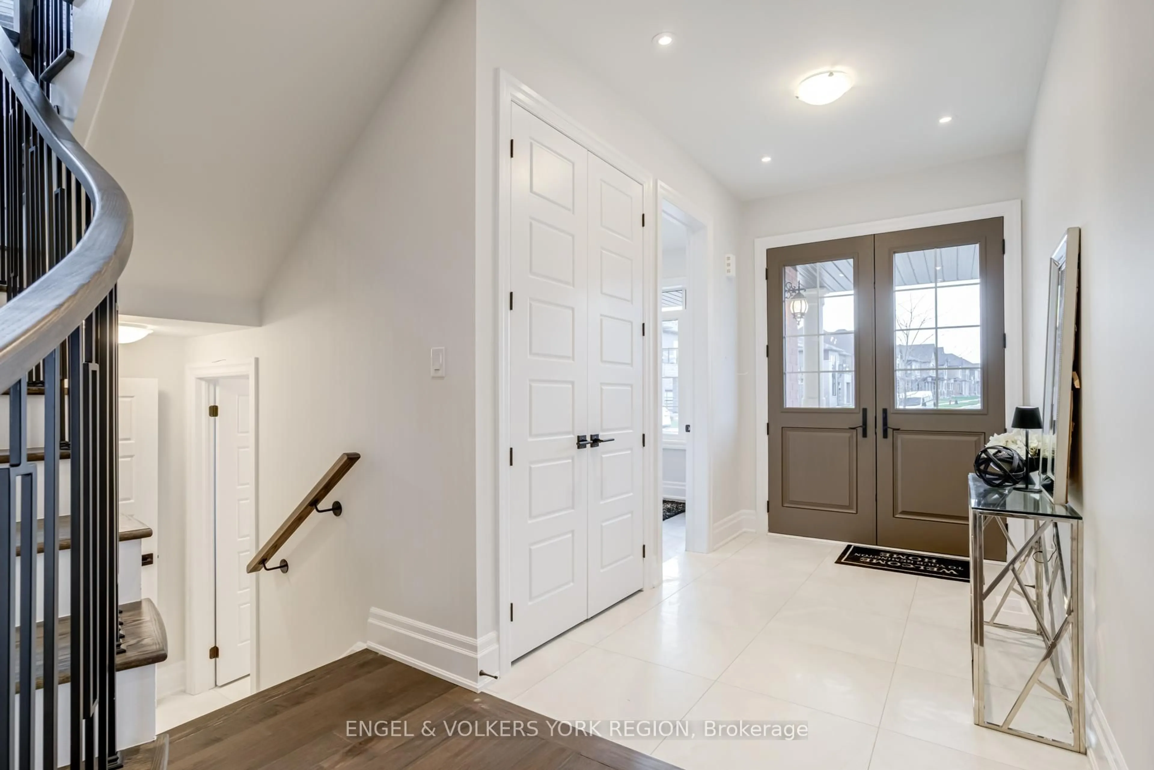 Indoor entryway for 10 Keyworth Cres, Brampton Ontario L6R 4G3