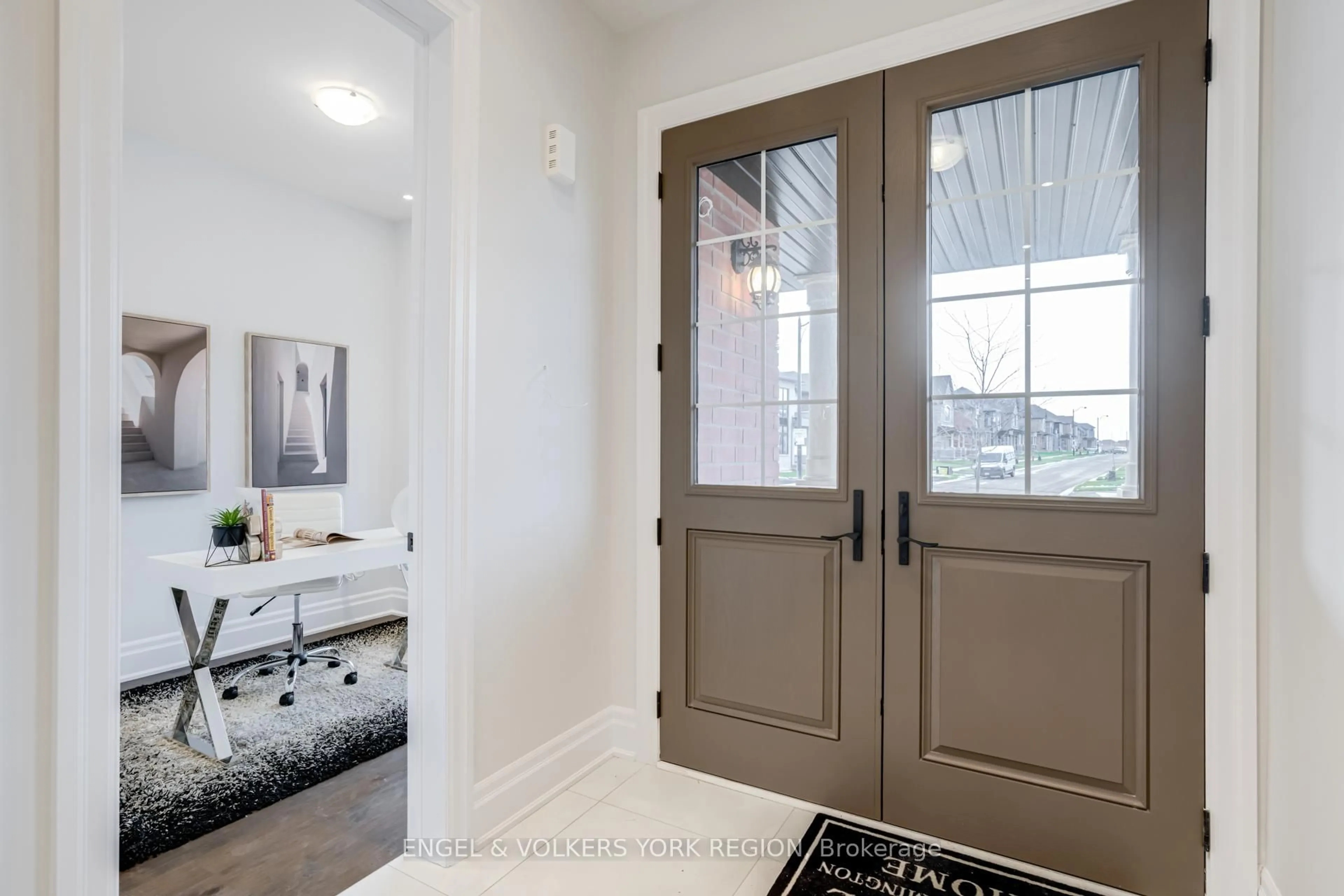 Indoor entryway for 10 Keyworth Cres, Brampton Ontario L6R 4G3