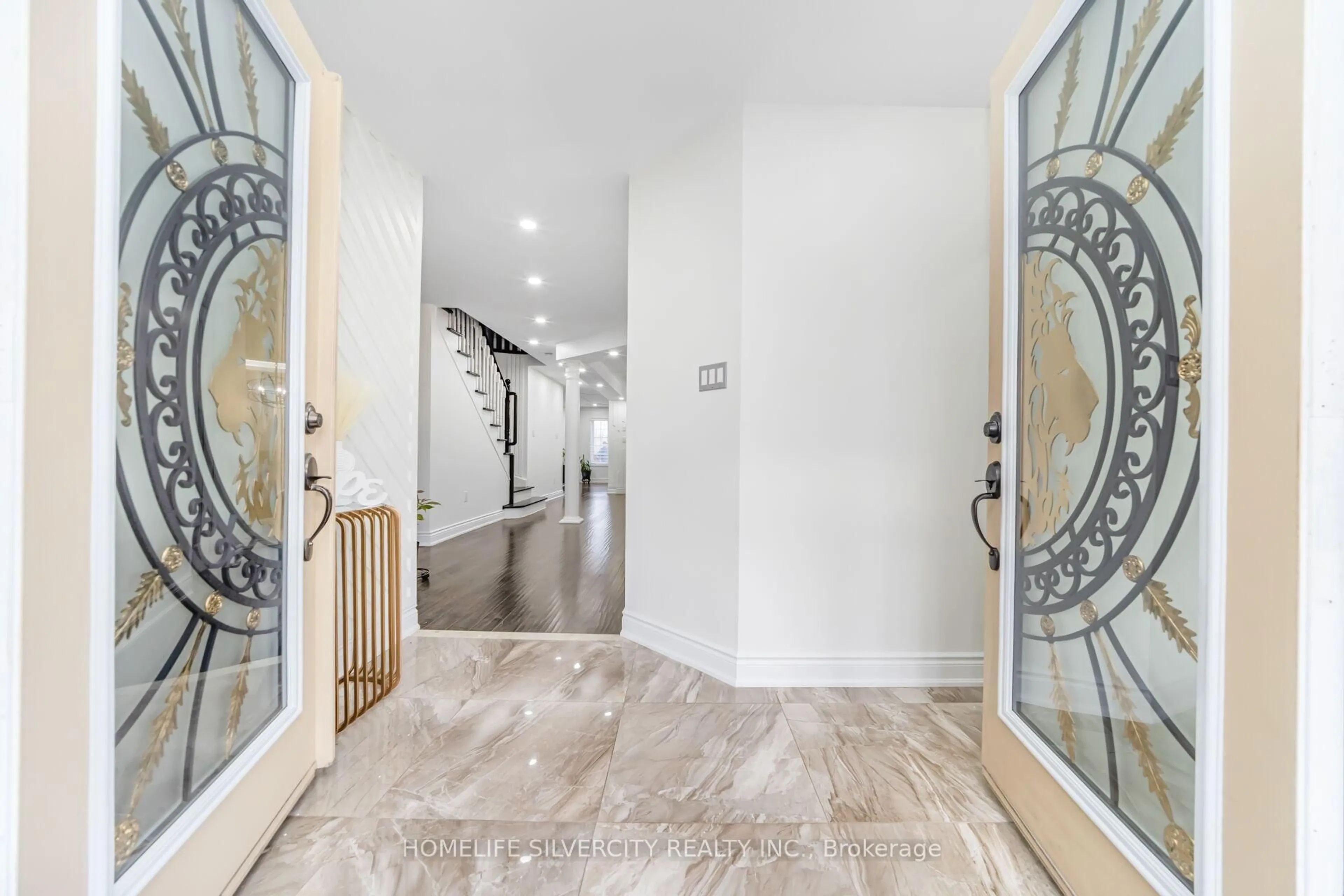 Indoor entryway for 42 Avalanche Cres, Brampton Ontario L6P 1M5