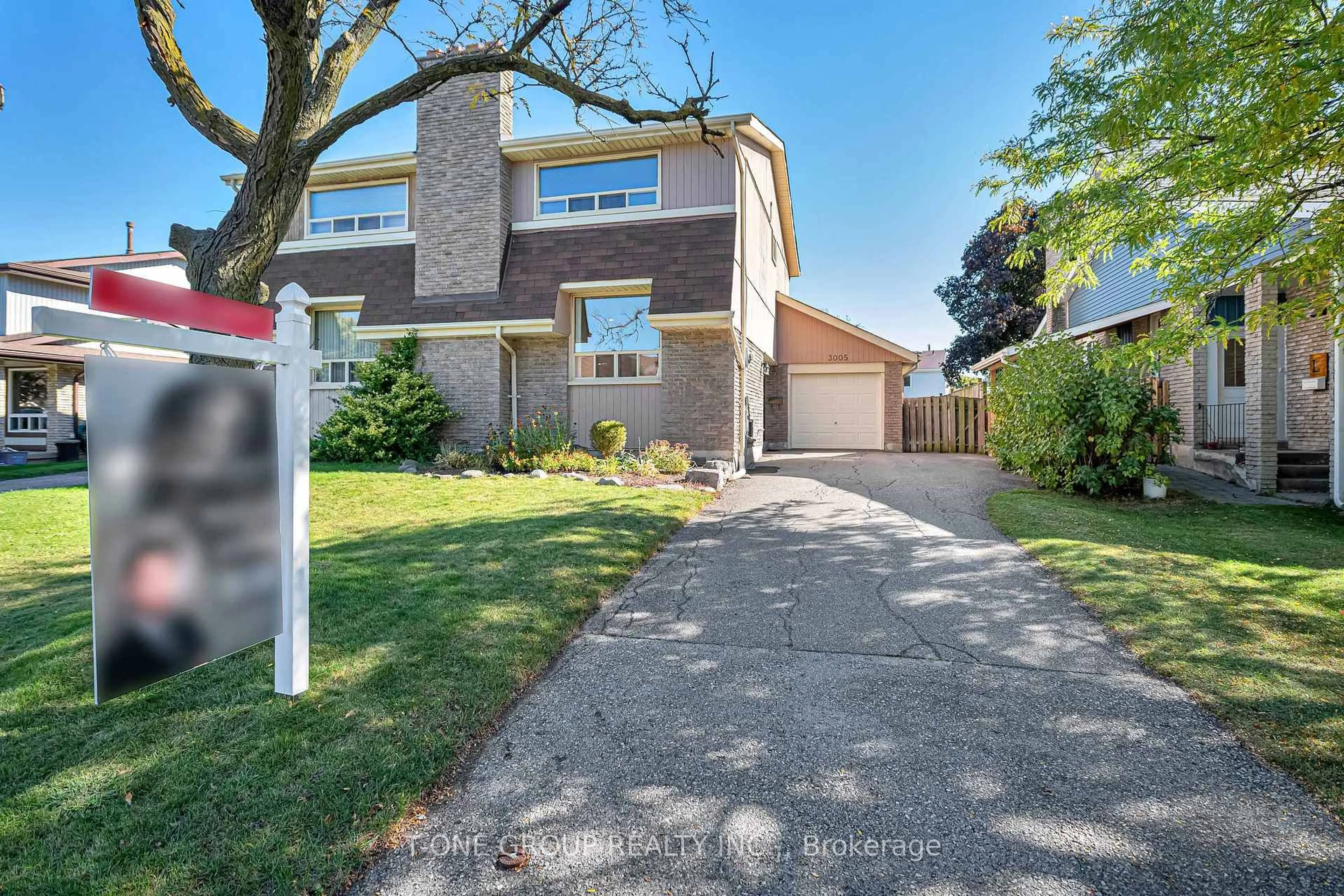 A pic from outside/outdoor area/front of a property/back of a property/a pic from drone, street for 3005 Arvida Circ, Mississauga Ontario L5N 1R6