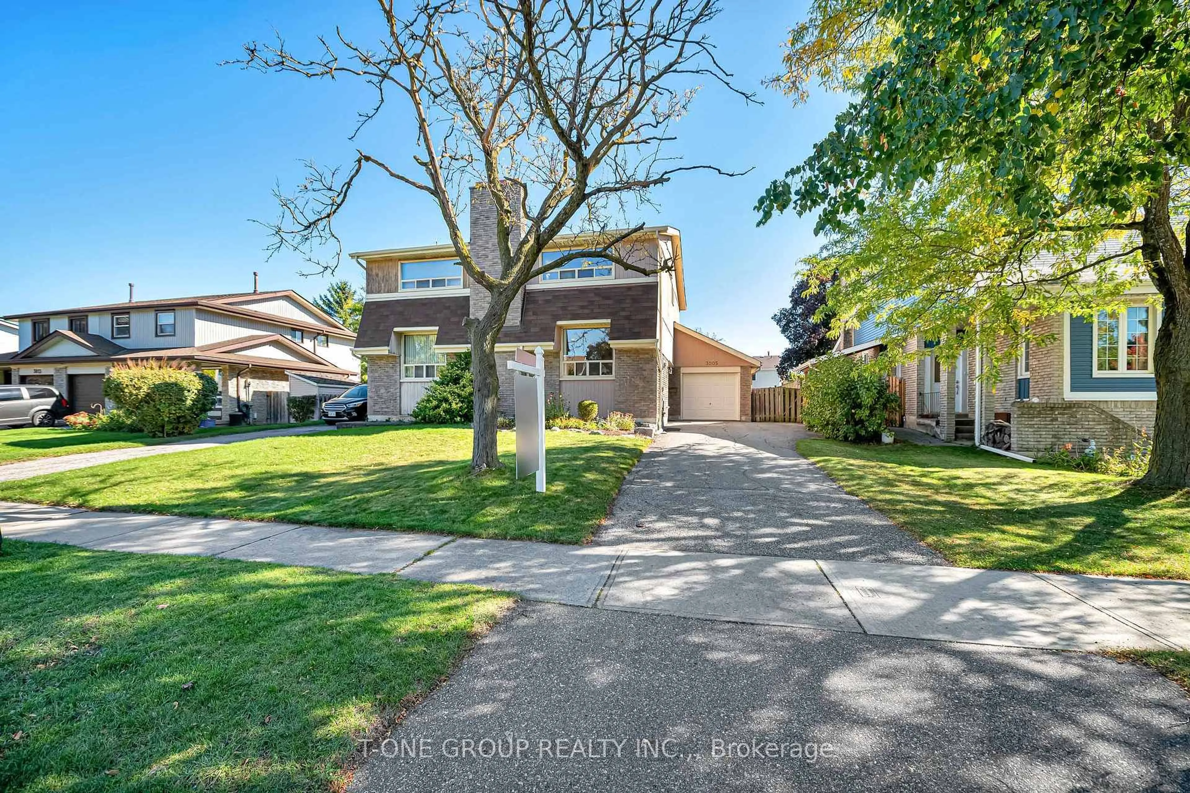 A pic from outside/outdoor area/front of a property/back of a property/a pic from drone, street for 3005 Arvida Circ, Mississauga Ontario L5N 1R6