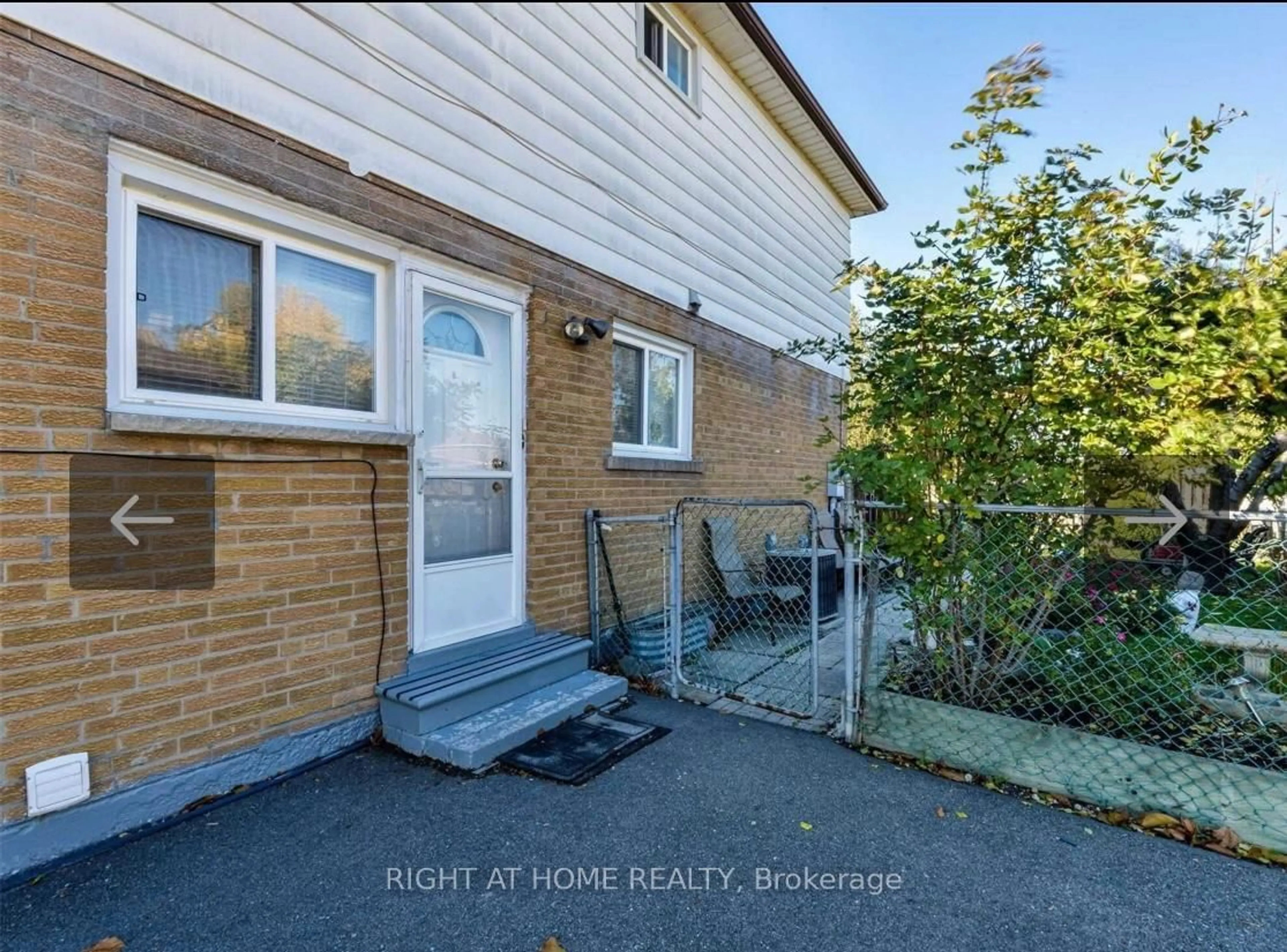 A pic from outside/outdoor area/front of a property/back of a property/a pic from drone, street for 3145 Mallbridge Cres, Mississauga Ontario L4T 2C5