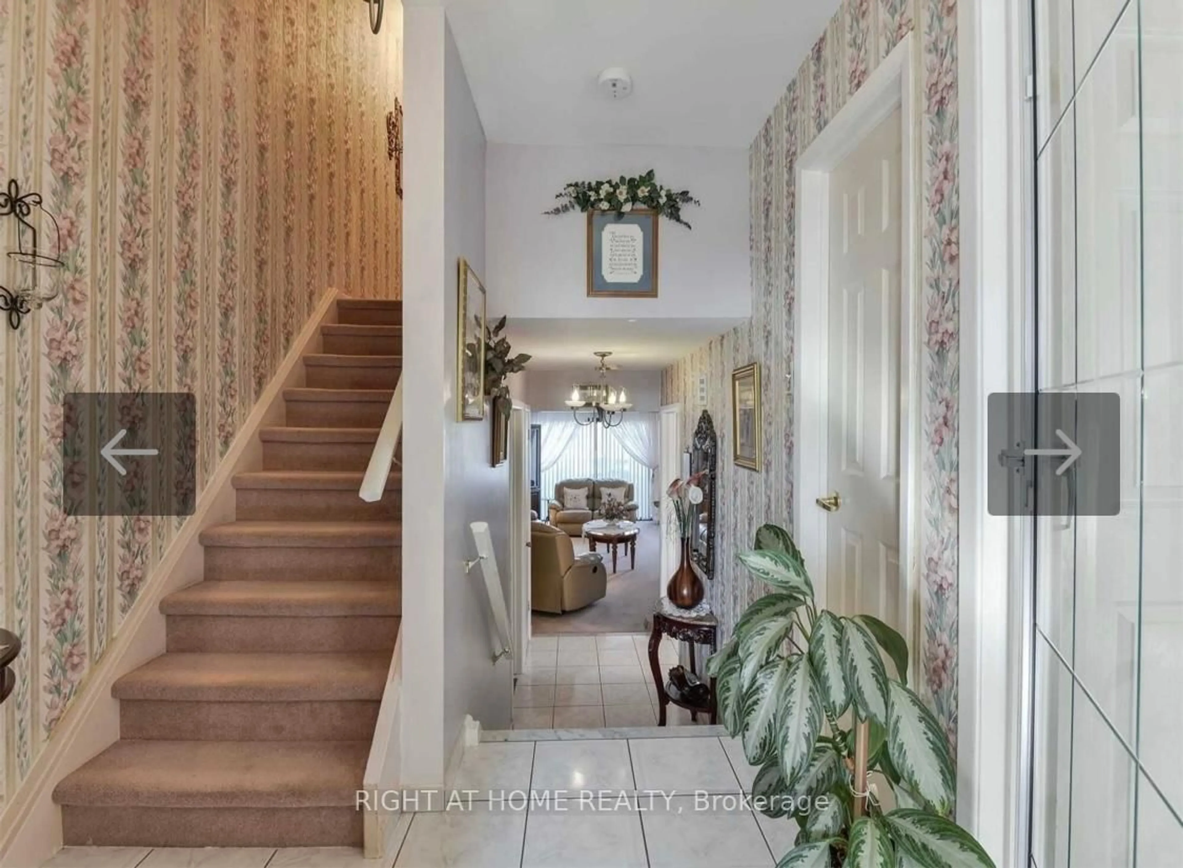 Indoor entryway for 3145 Mallbridge Cres, Mississauga Ontario L4T 2C5