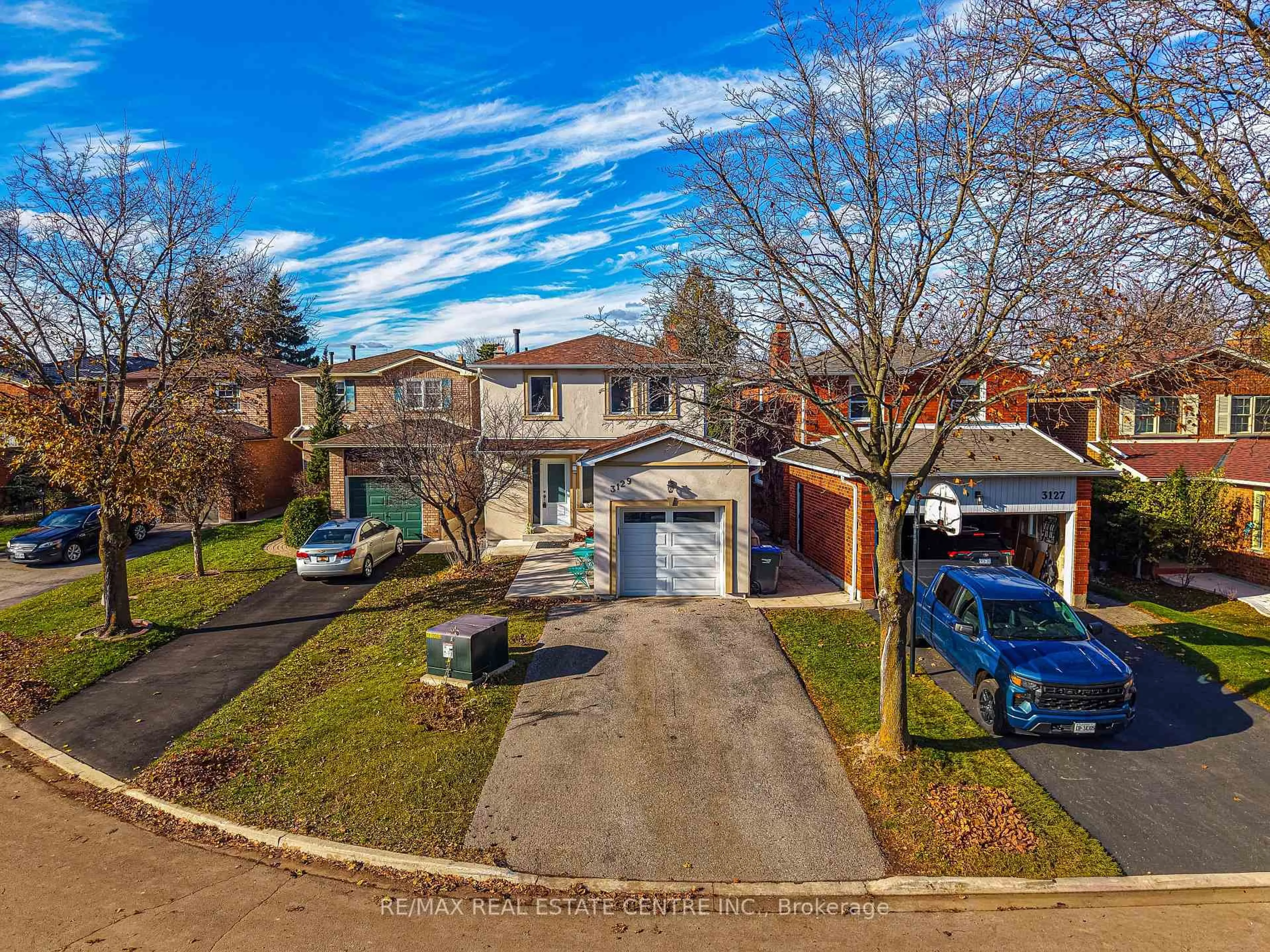 A pic from outside/outdoor area/front of a property/back of a property/a pic from drone, street for 3129 Stevenage Crt, Mississauga Ontario L5N 4T7