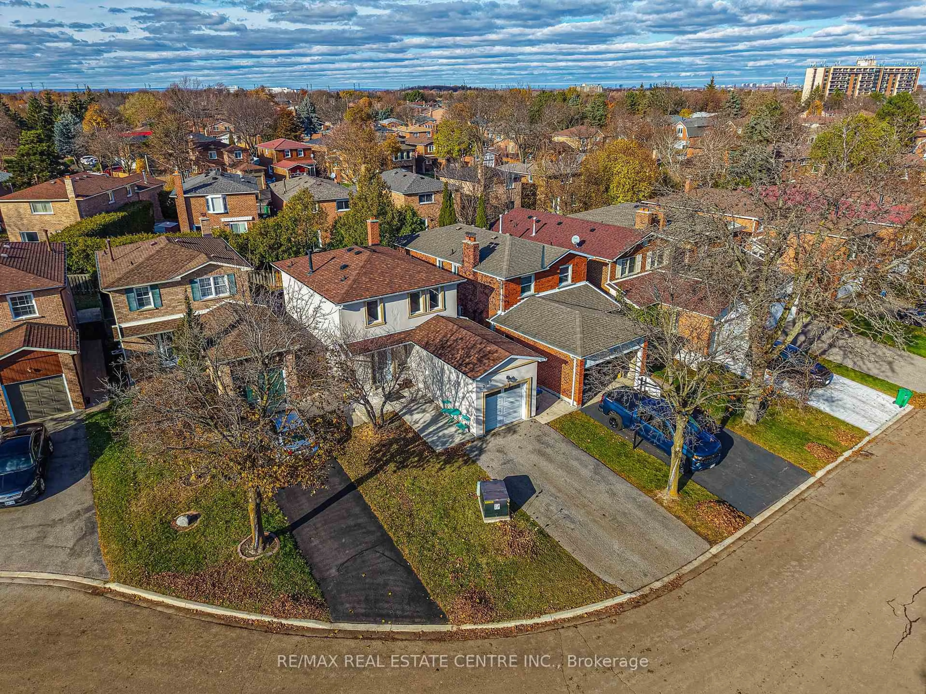 A pic from outside/outdoor area/front of a property/back of a property/a pic from drone, street for 3129 Stevenage Crt, Mississauga Ontario L5N 4T7