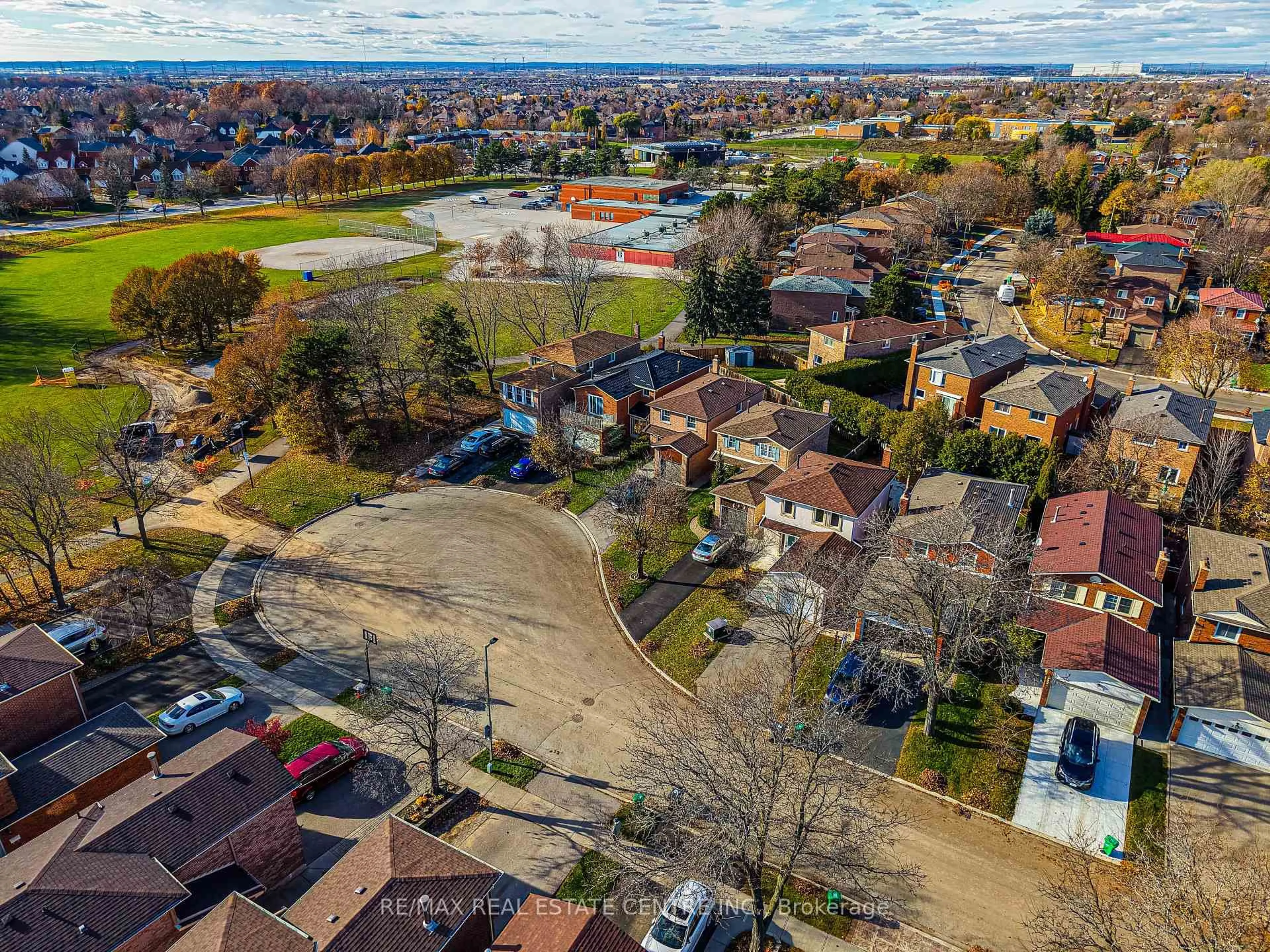 A pic from outside/outdoor area/front of a property/back of a property/a pic from drone, street for 3129 Stevenage Crt, Mississauga Ontario L5N 4T7