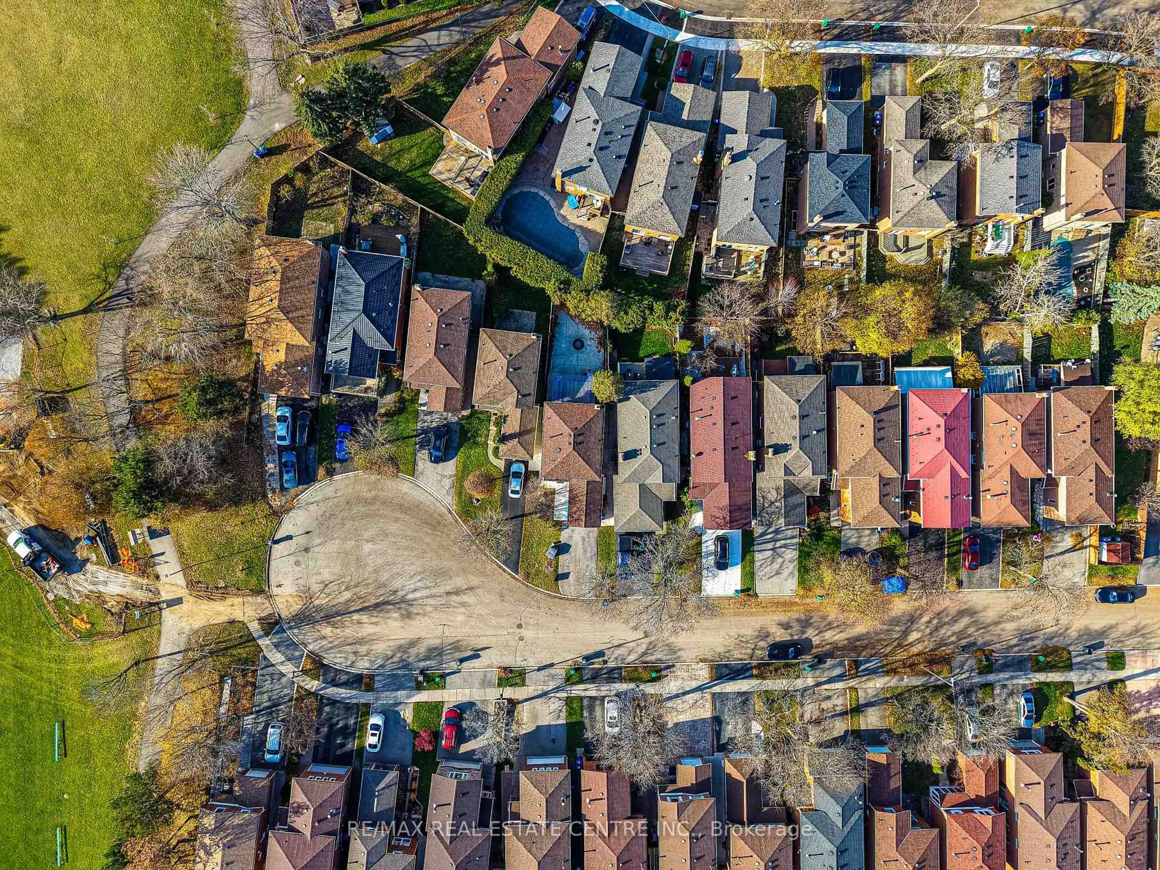 A pic from outside/outdoor area/front of a property/back of a property/a pic from drone, street for 3129 Stevenage Crt, Mississauga Ontario L5N 4T7