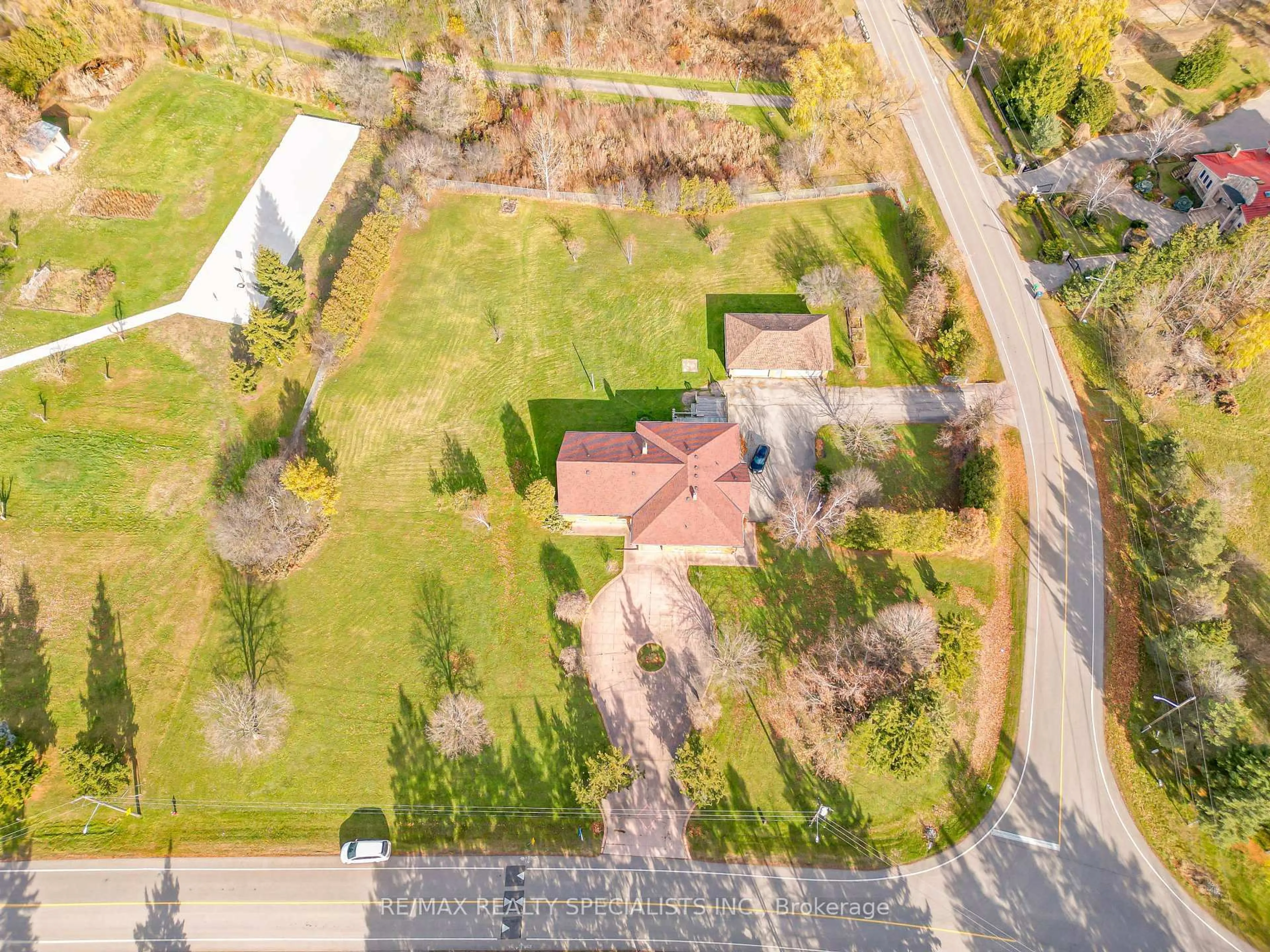 A pic from outside/outdoor area/front of a property/back of a property/a pic from drone, street for 11 Julian Dr, Brampton Ontario L6P 0L3