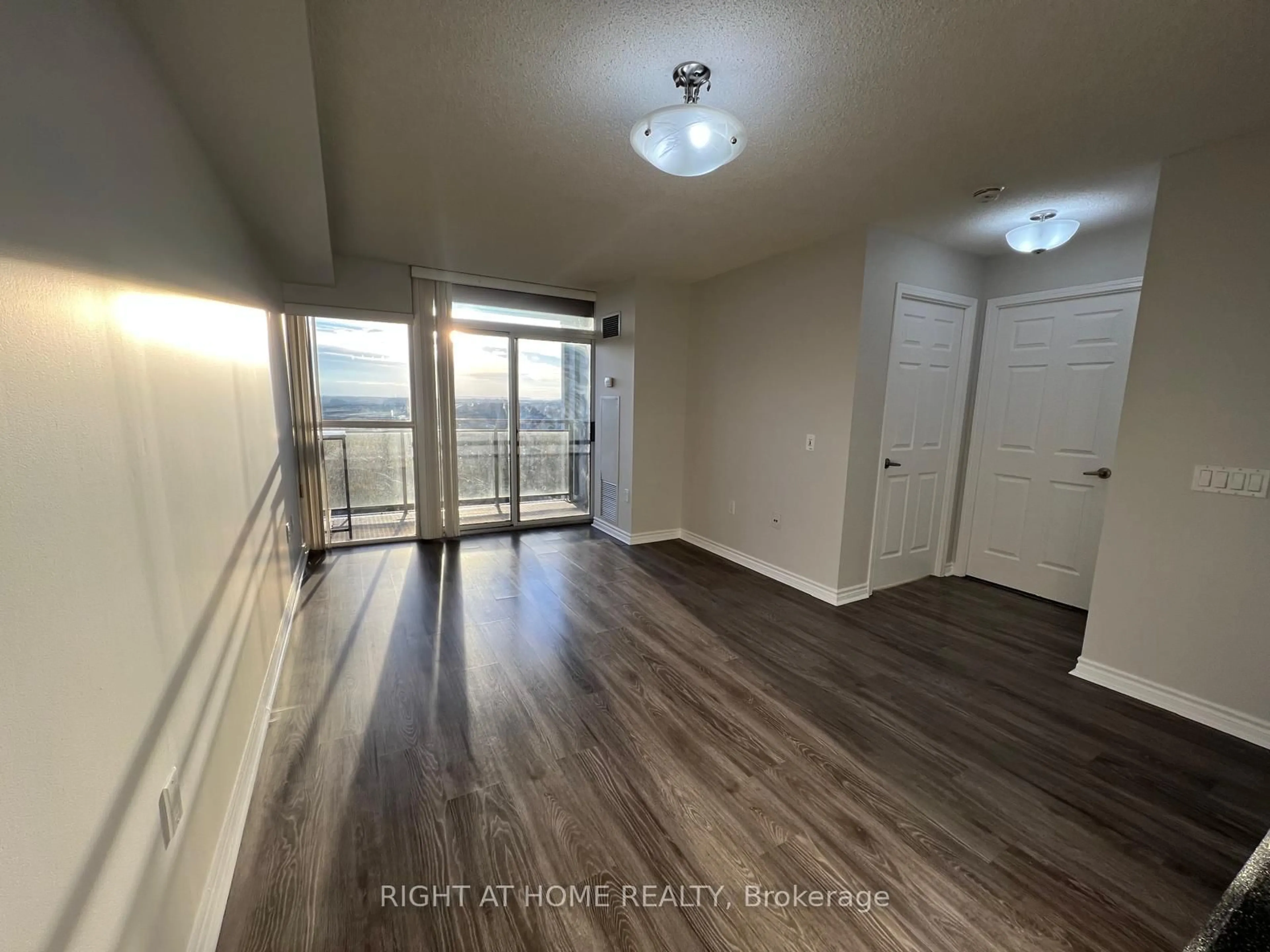 A pic of a room for 55 Strathaven Dr #1808, Mississauga Ontario L5R 4G9