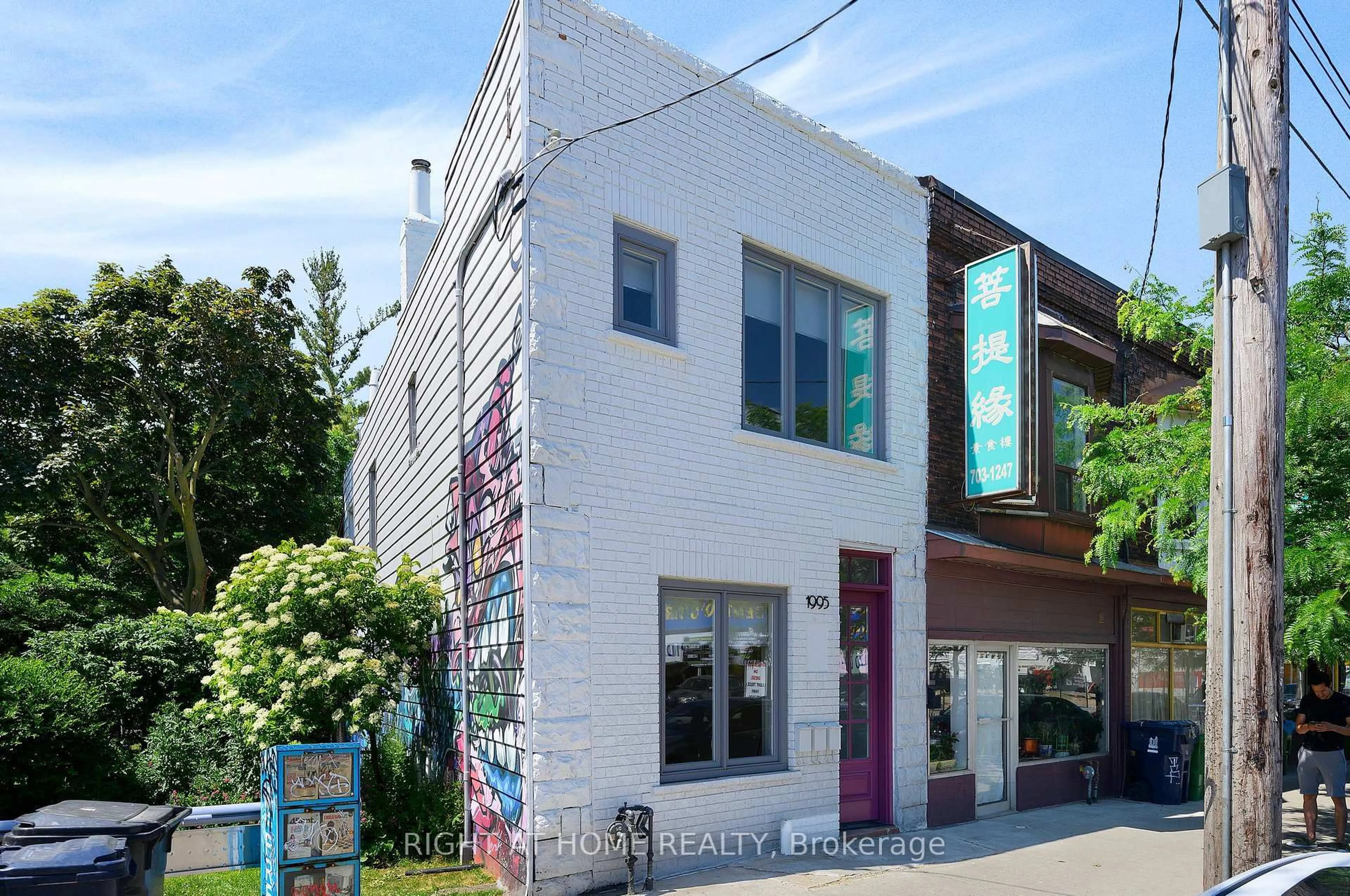 Unknown for 1995 Dundas St, Toronto Ontario M6R 1W7