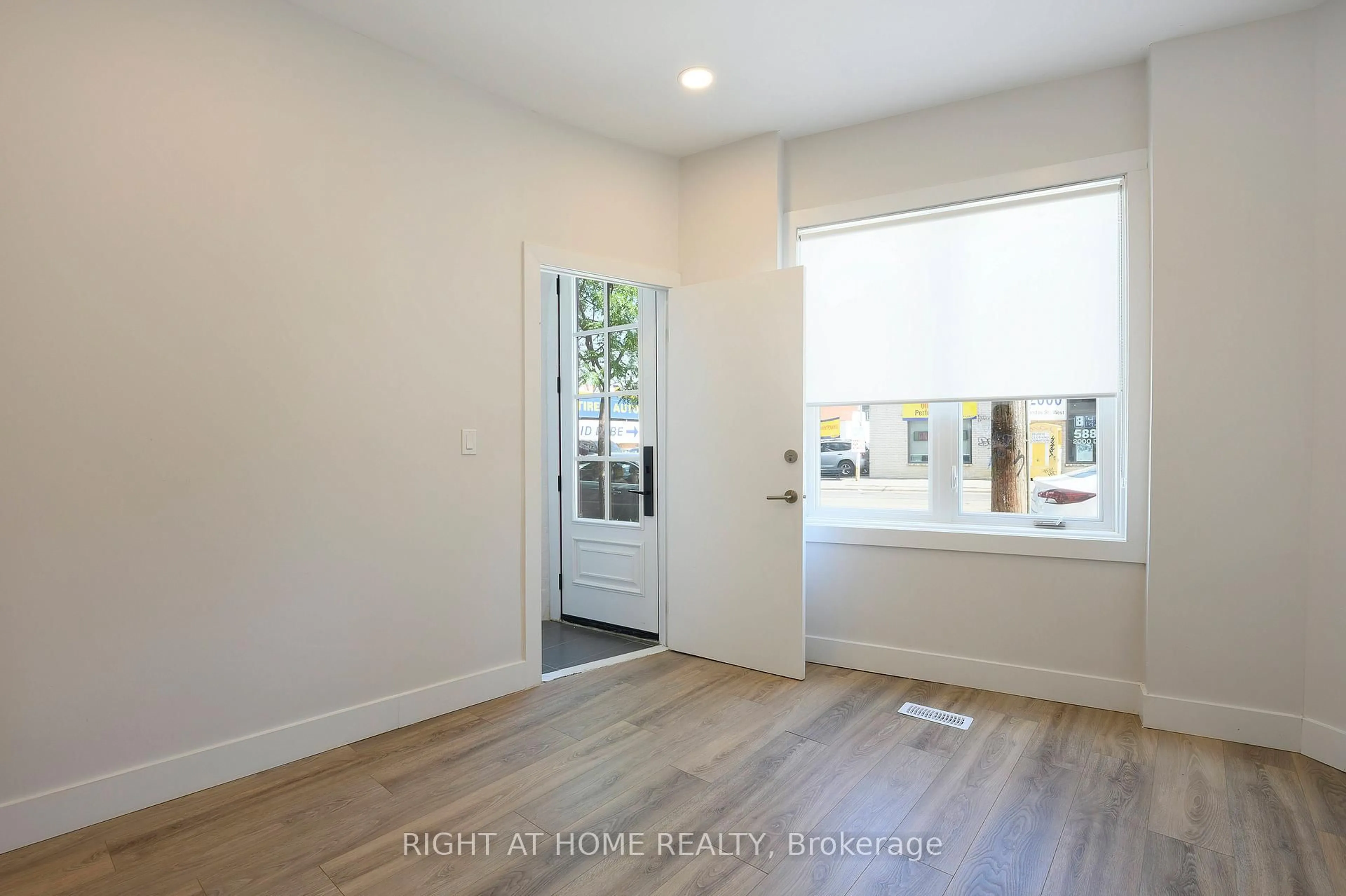 Indoor entryway for 1995 Dundas St, Toronto Ontario M6R 1W7