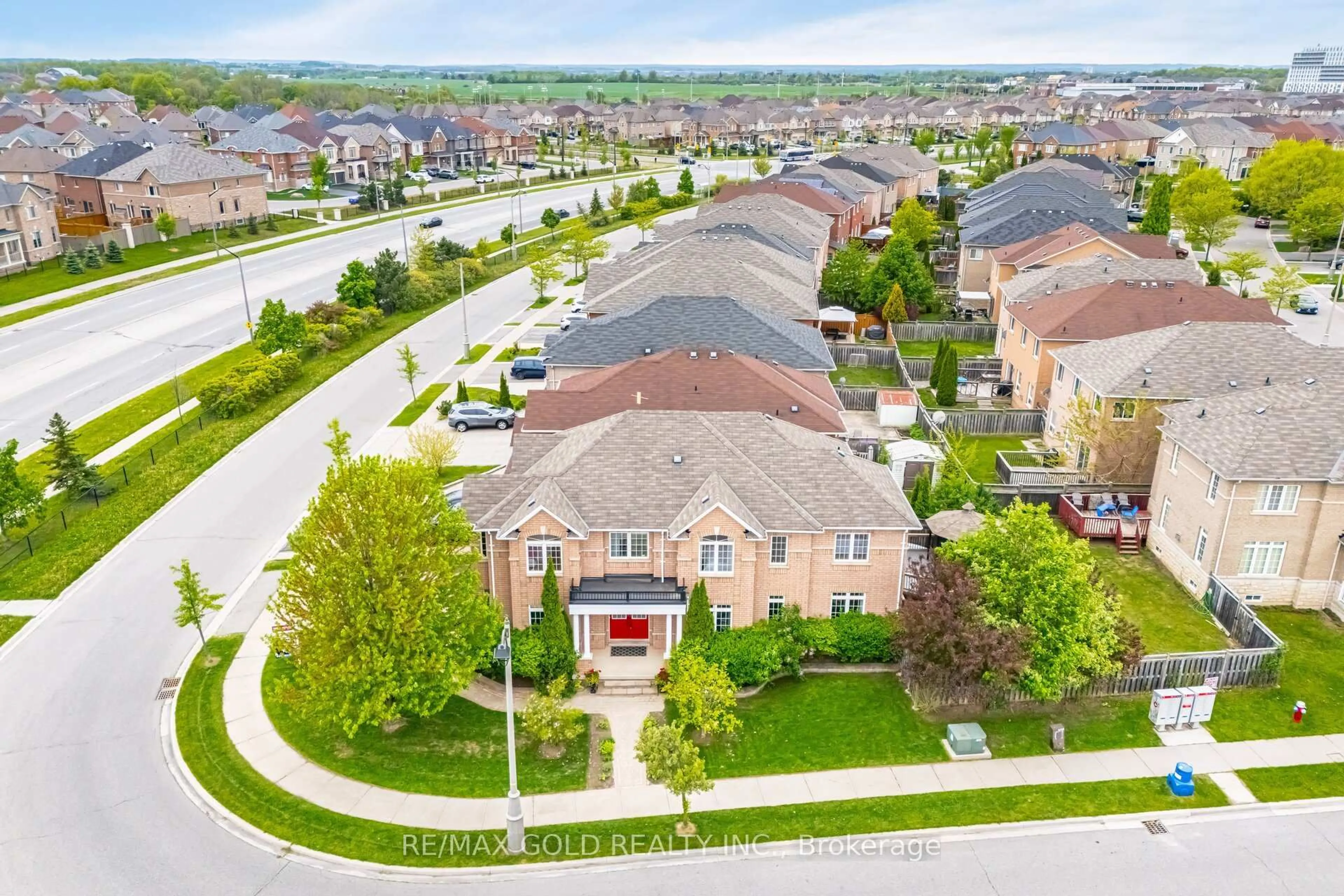A pic from outside/outdoor area/front of a property/back of a property/a pic from drone, street for 16 Larkberry Rd, Brampton Ontario L6X 0R7
