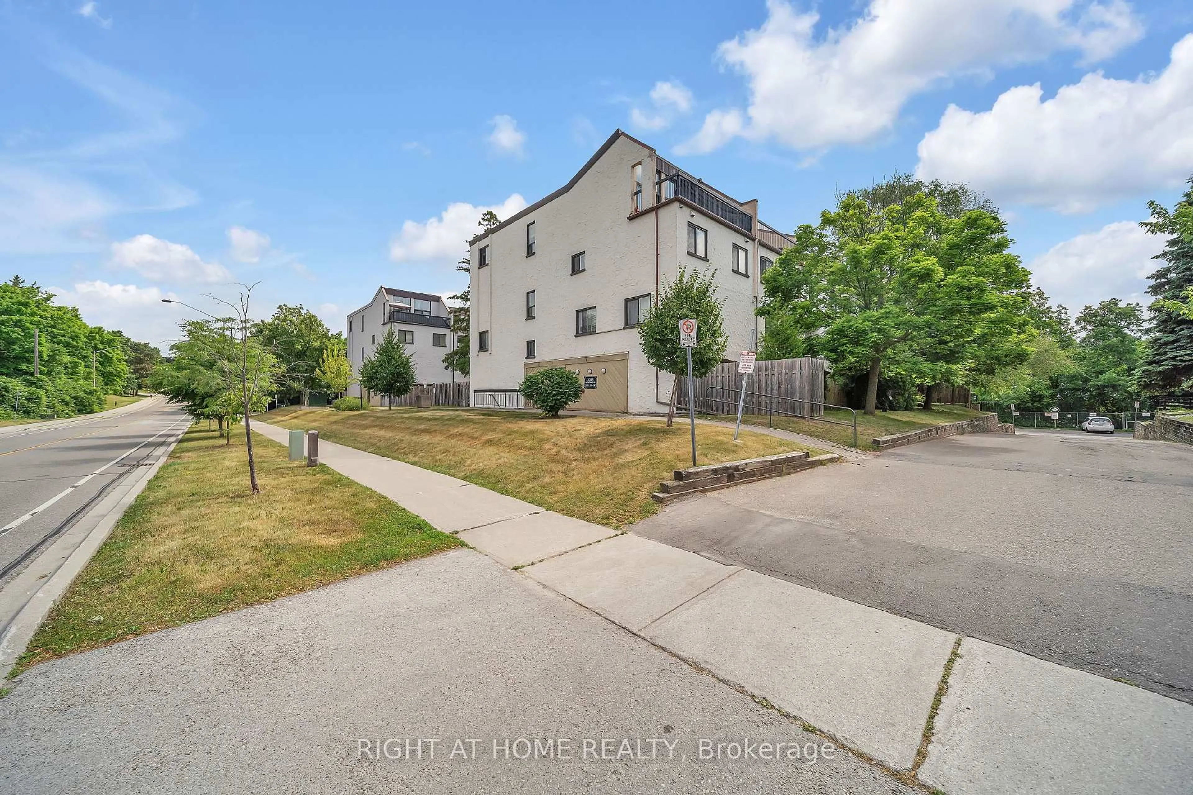 A pic from outside/outdoor area/front of a property/back of a property/a pic from drone, street for 1058 Falgarwood Dr #132, Oakville Ontario L6H 2P3