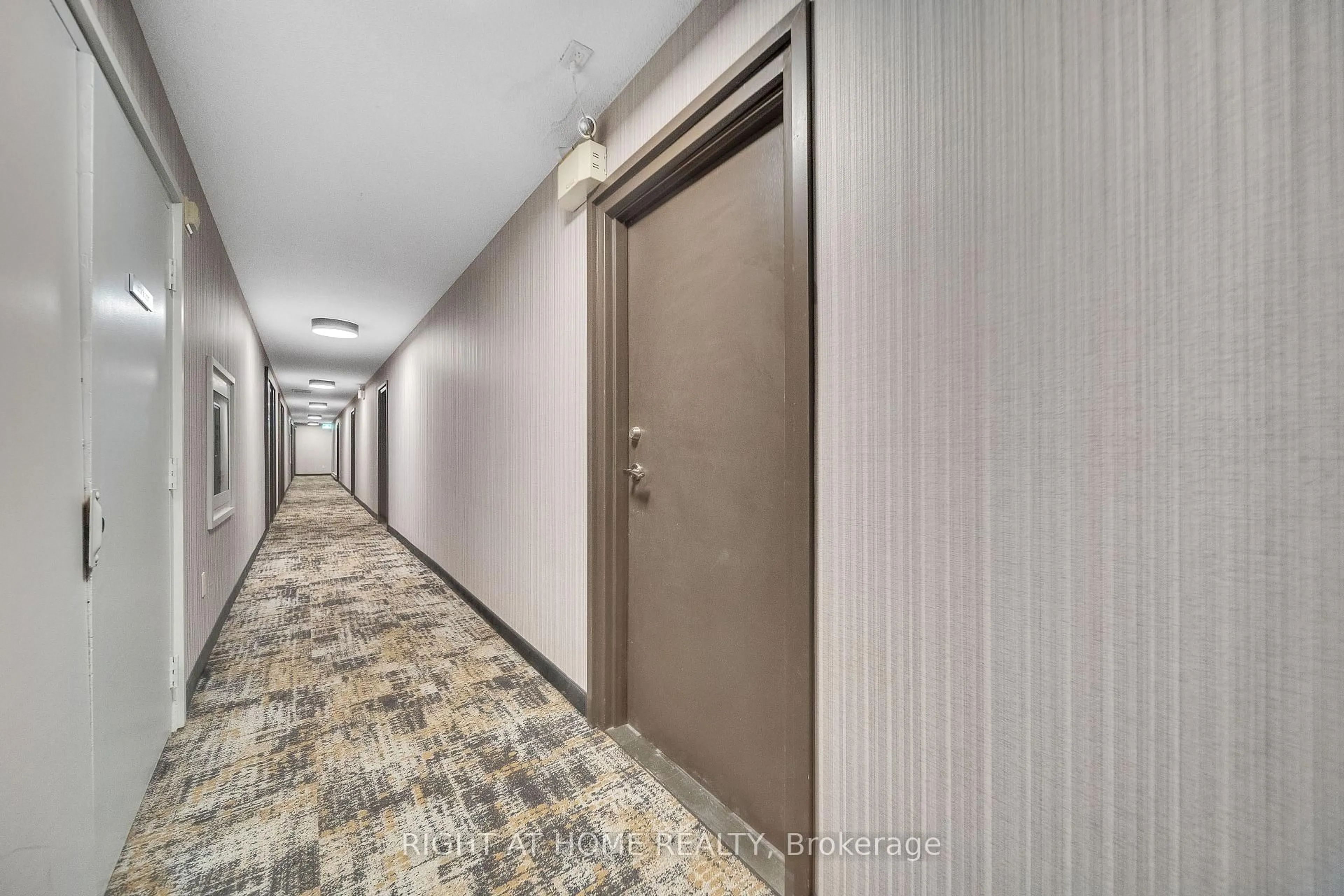 Indoor foyer for 1058 Falgarwood Dr #132, Oakville Ontario L6H 2P3