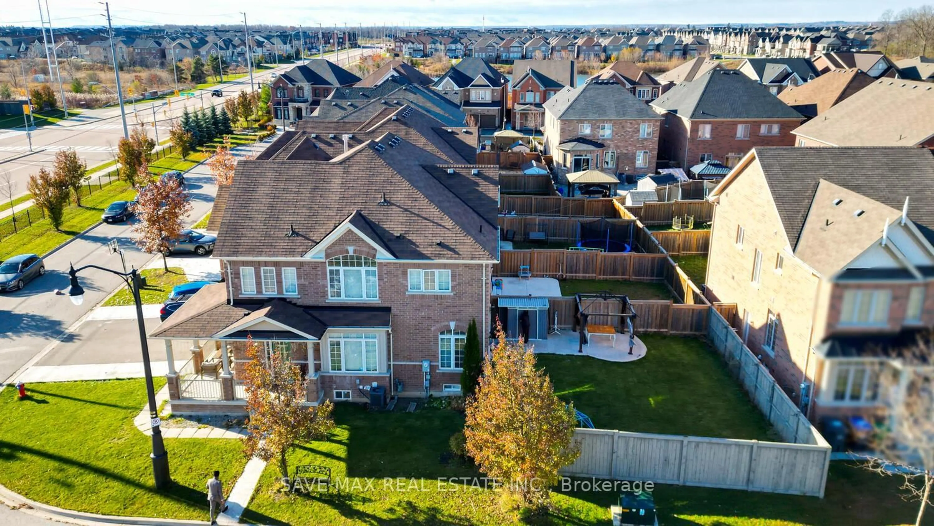 A pic from outside/outdoor area/front of a property/back of a property/a pic from drone, street for 39 Divinity Circ, Brampton Ontario L7A 3Y4
