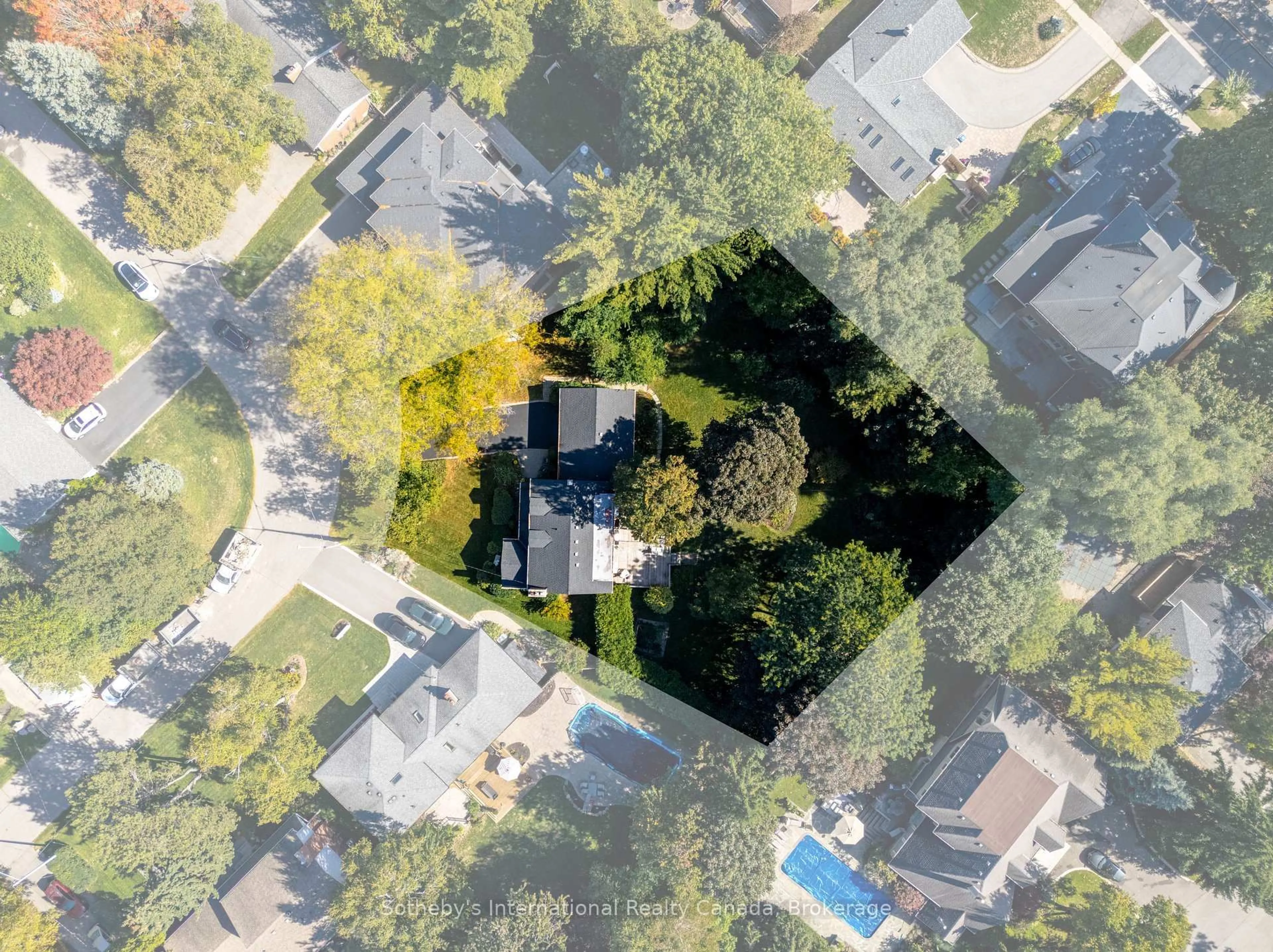 A pic from outside/outdoor area/front of a property/back of a property/a pic from drone, street for 1662 Bramsey Dr, Mississauga Ontario L5J 2H6