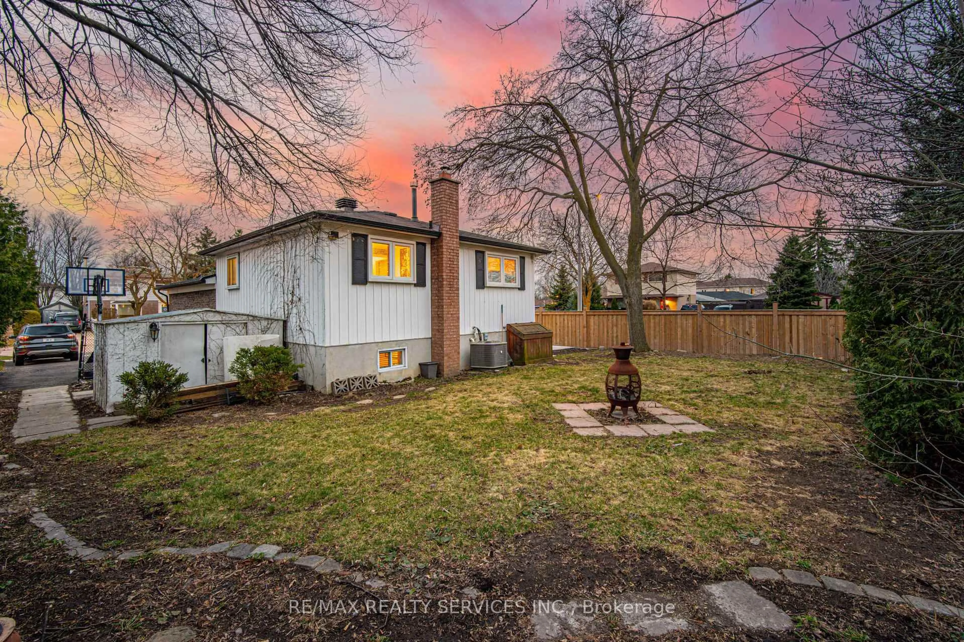 A pic from outside/outdoor area/front of a property/back of a property/a pic from drone, street for 8 Reigate Ave, Brampton Ontario L6V 2C9