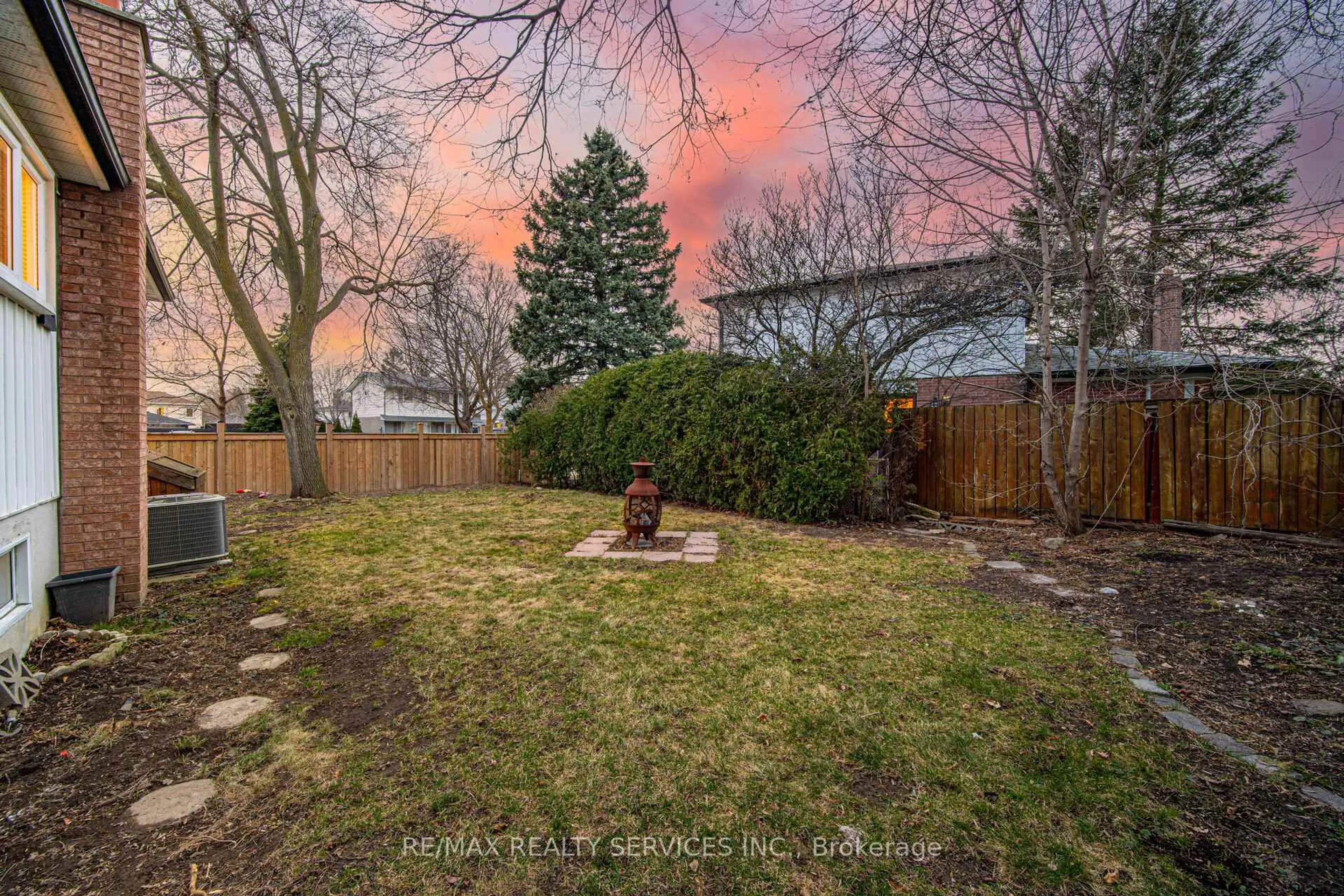 A pic from outside/outdoor area/front of a property/back of a property/a pic from drone, unknown for 8 Reigate Ave, Brampton Ontario L6V 2C9