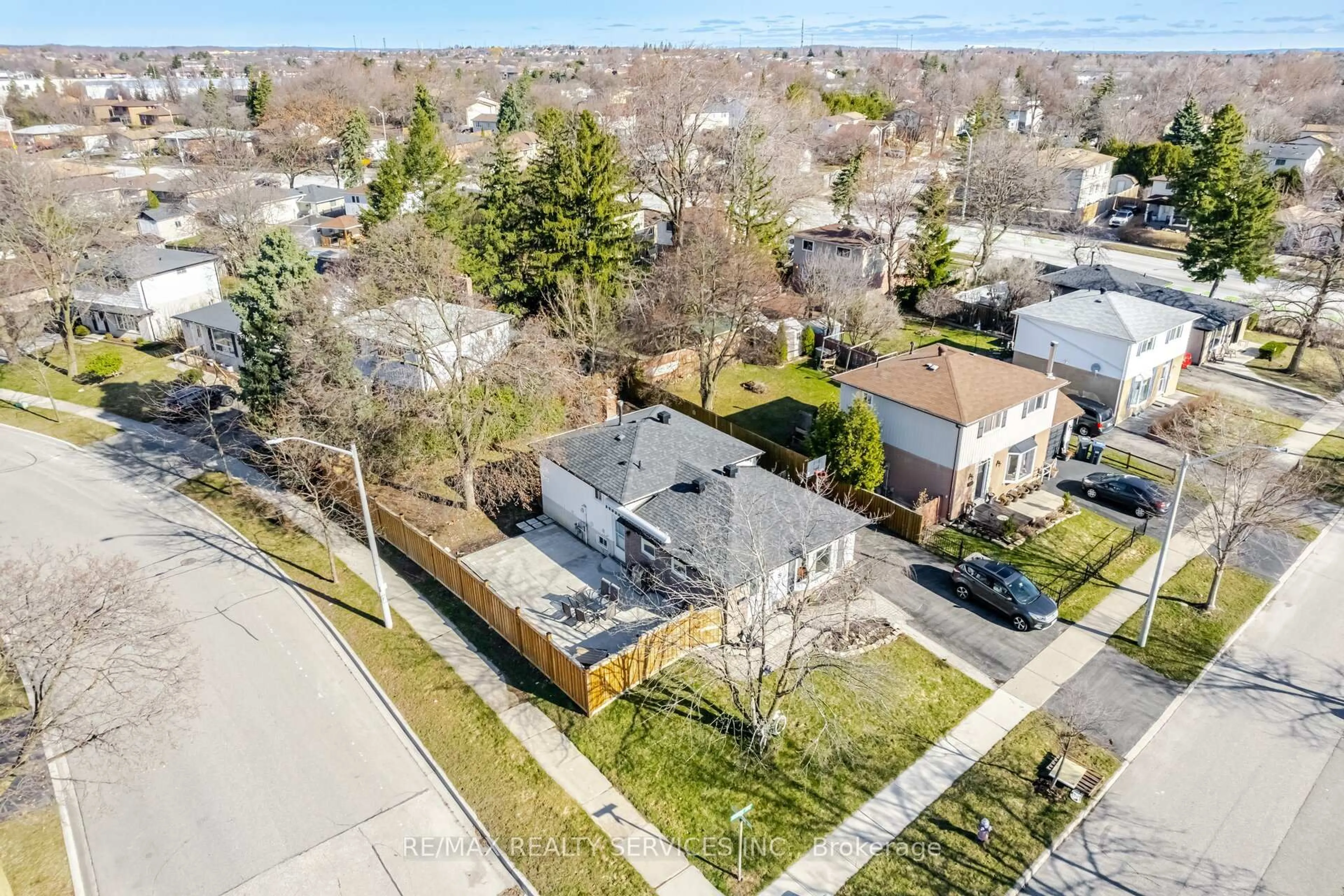 A pic from outside/outdoor area/front of a property/back of a property/a pic from drone, street for 8 Reigate Ave, Brampton Ontario L6V 2C9
