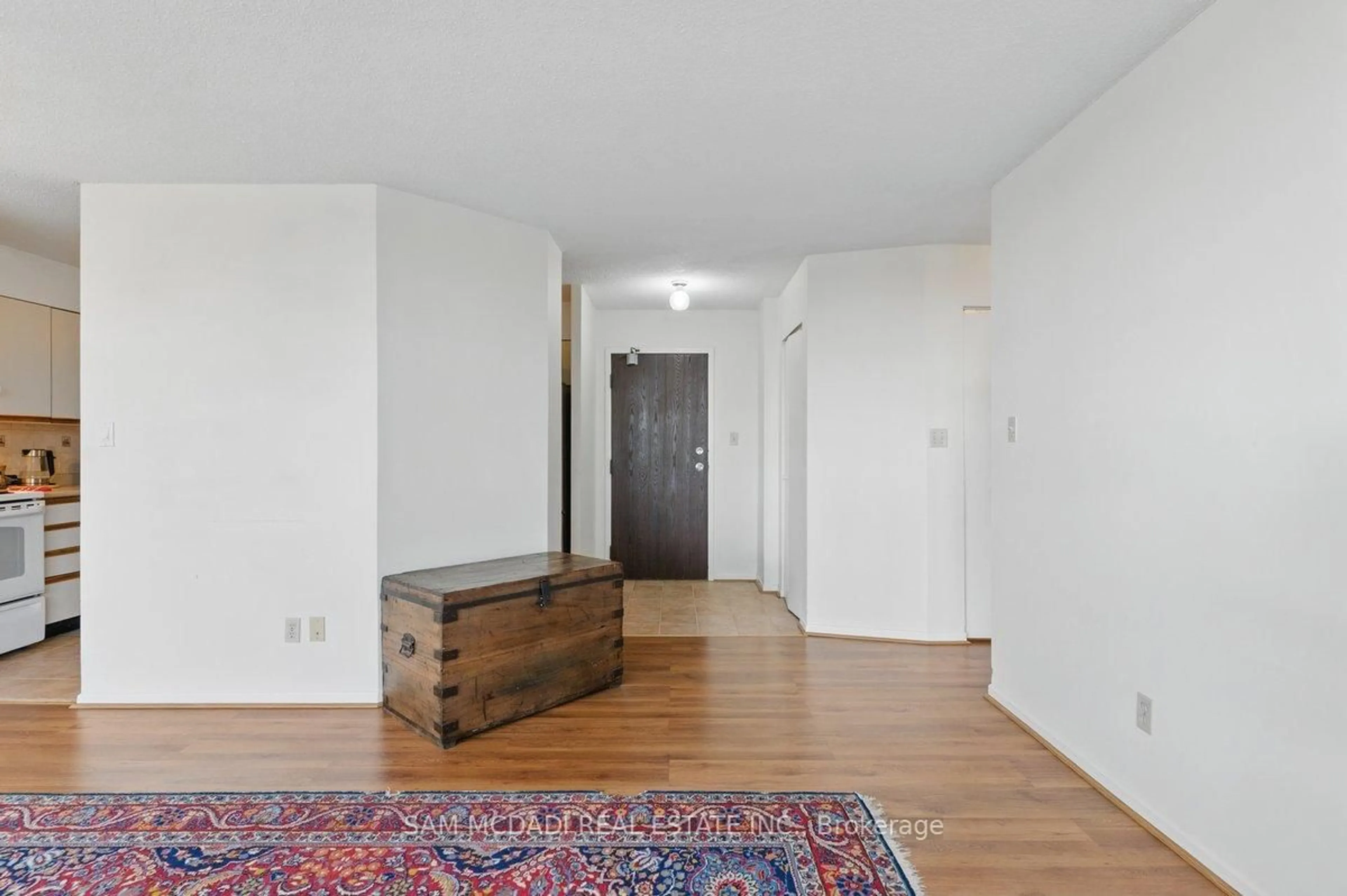 Indoor entryway for 200 Robert Speck Pkwy #1203, Mississauga Ontario L4Z 1S3